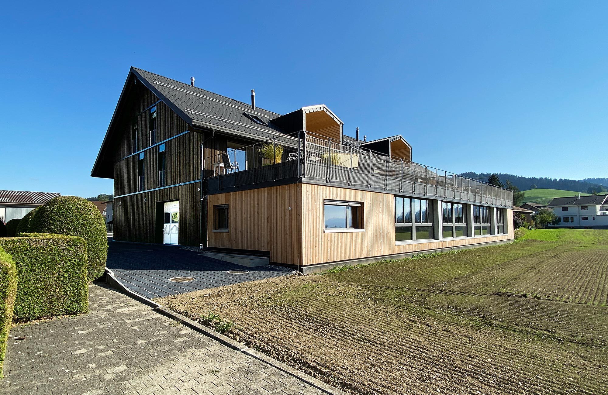 Neubau Mehrfamilienhaus mit Holzfassade