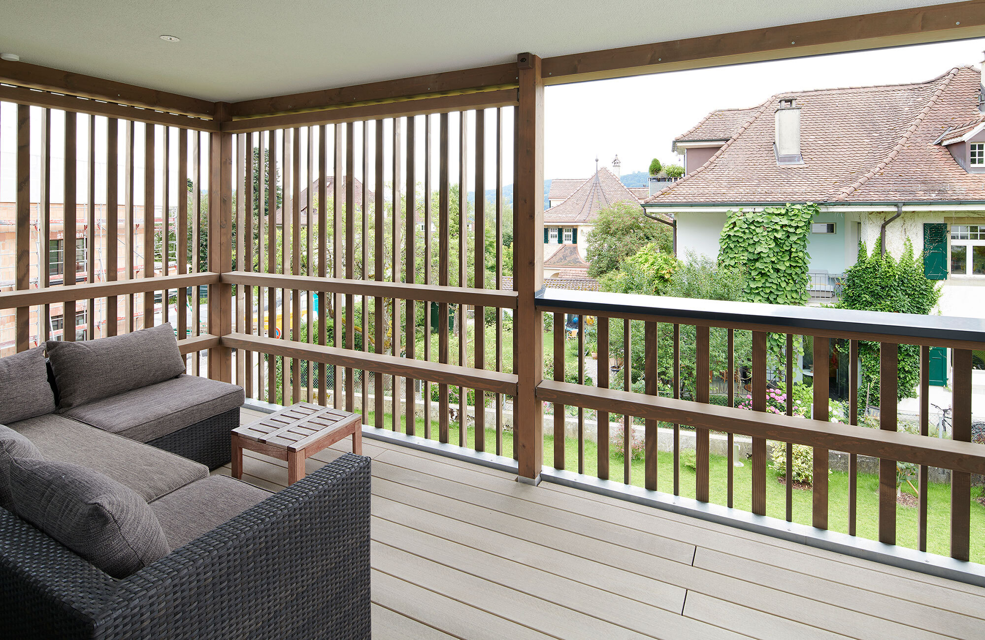 Balkon mit Holzgeländer