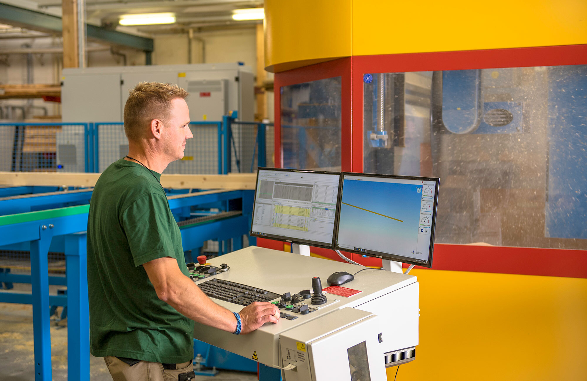 Unser Zuschnitt- und Abbundwerk ist mit einer hochmodernen CNC-Anlage ausgerüstet.