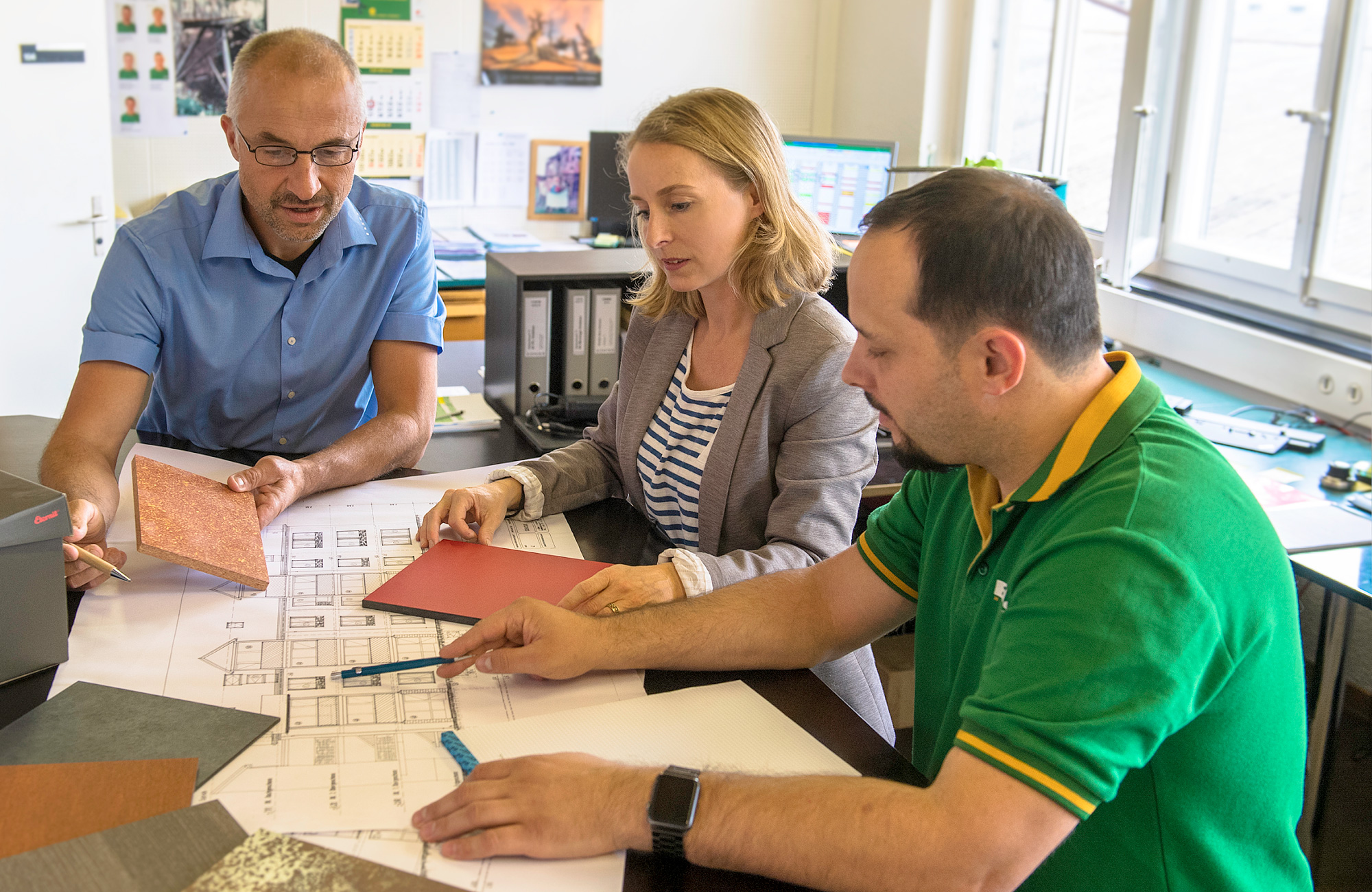 Sorgfältige Planung Ihrer Bauprojekte durch Spezialisten in den Bereichen Holzbau, Schreinerei und Dachdeckerei.