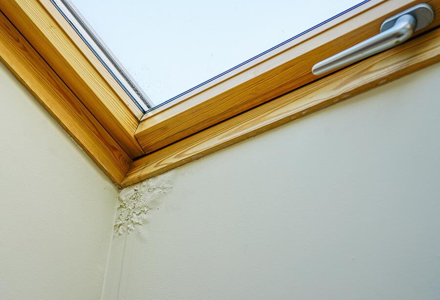 Dachfenster nach Unwettern und starkem Regen prüfen, um Schäden oder Undichtigkeiten früh zu erkennen.