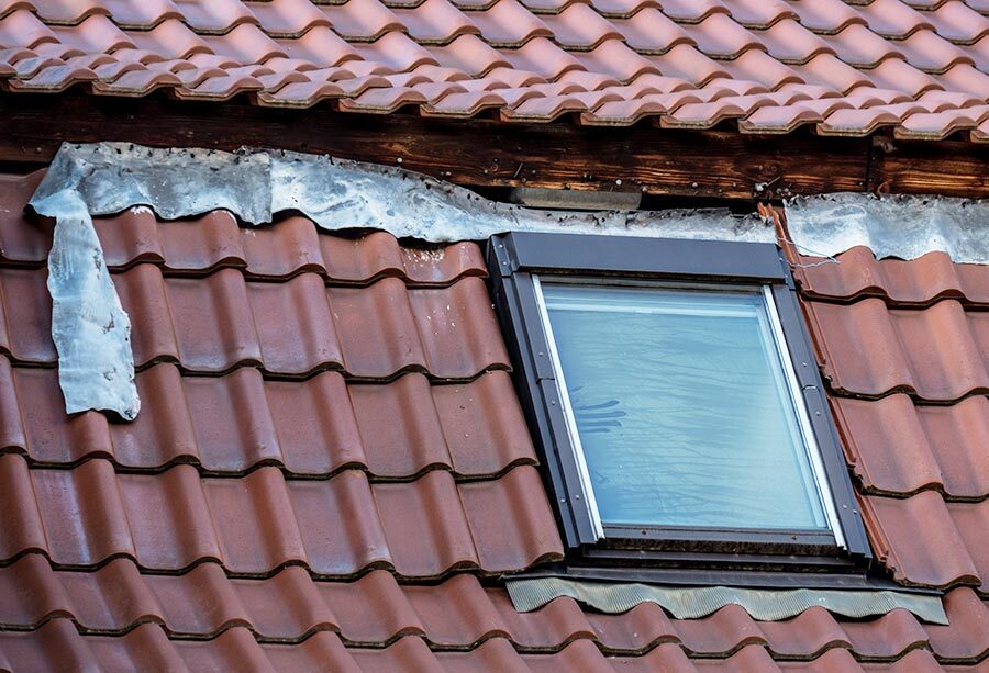 Anschlüsse und Abdichtungen auf dem Dach prüfen