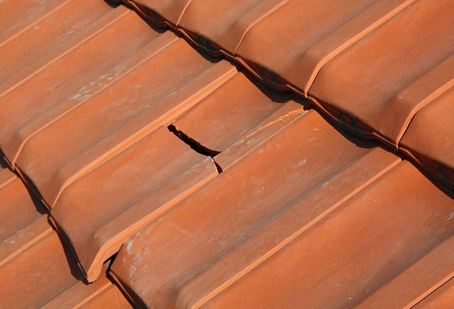 Dachziegel kontrollieren, damit keine losen oder beschädigten Teile Schäden verursachen.