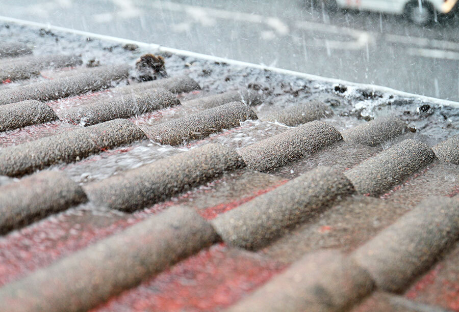 Dachkontrolle nach einem Unwetter