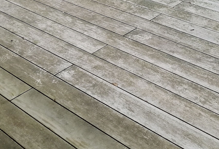 Terrassenboden aus Holz mit Grünspan