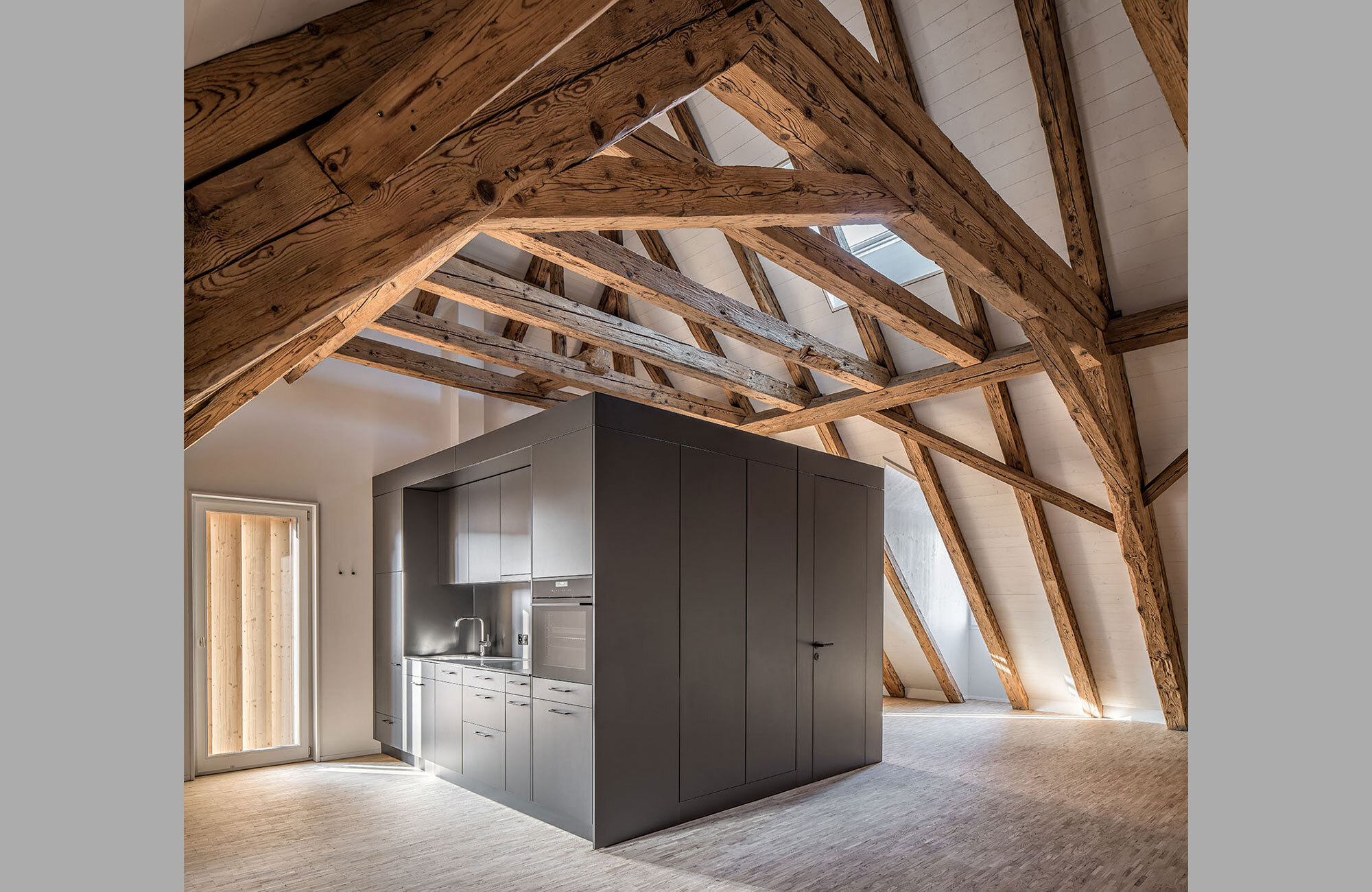 Ausbau Dachwohnung mit Sichtbalken