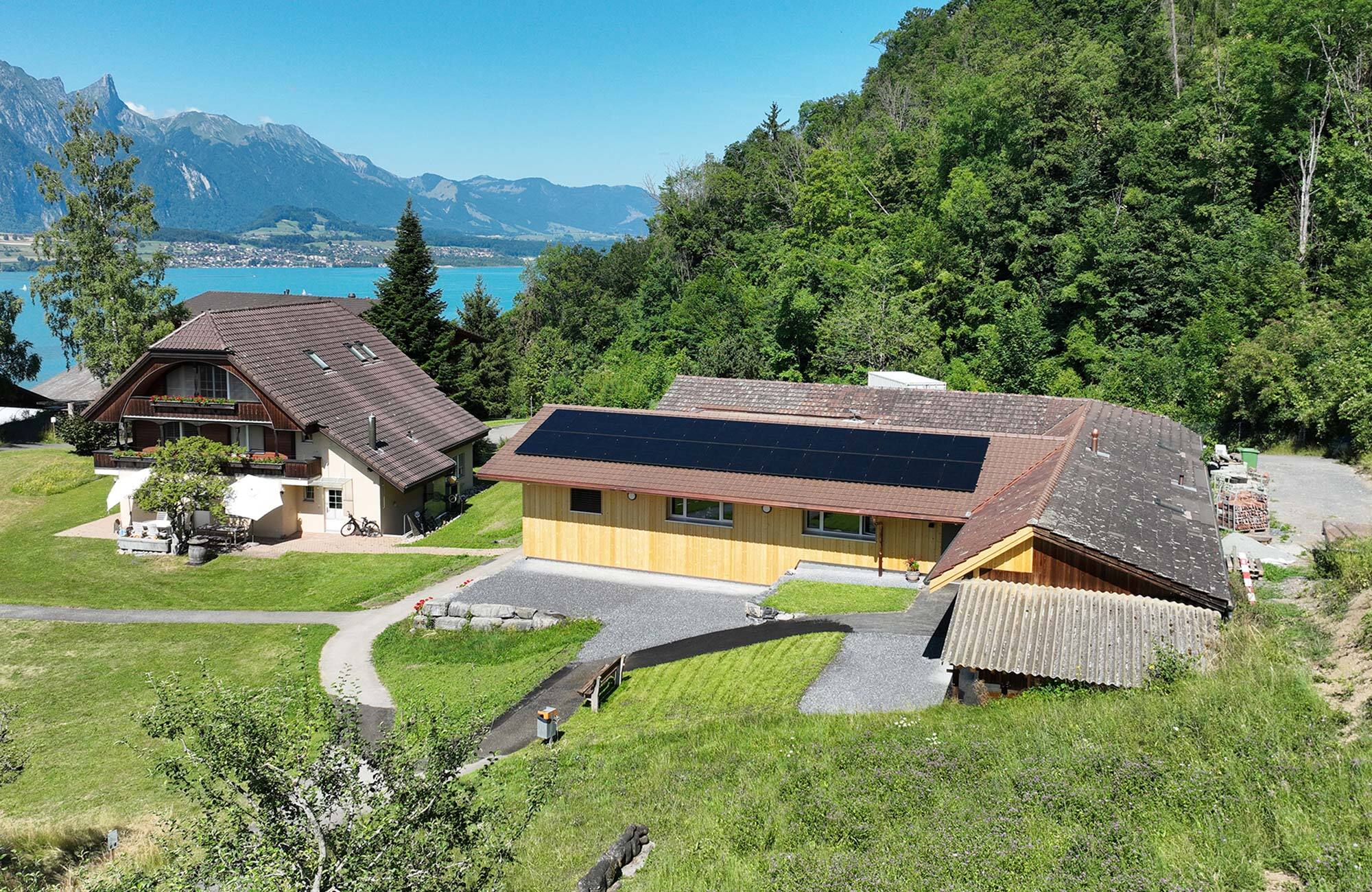 Bürogebäude mit Photovoltaik-Anlage