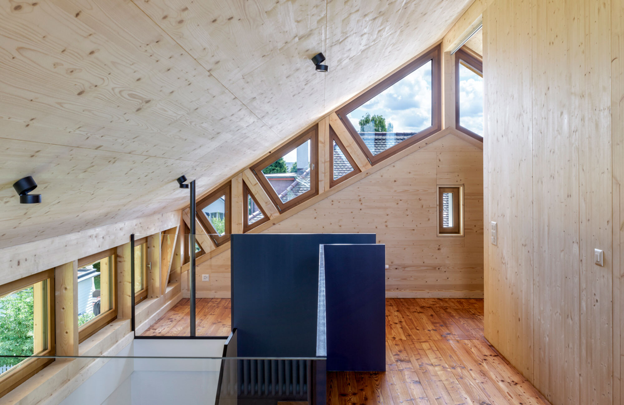 Dachaufstockung mit umlaufenden Fenstern