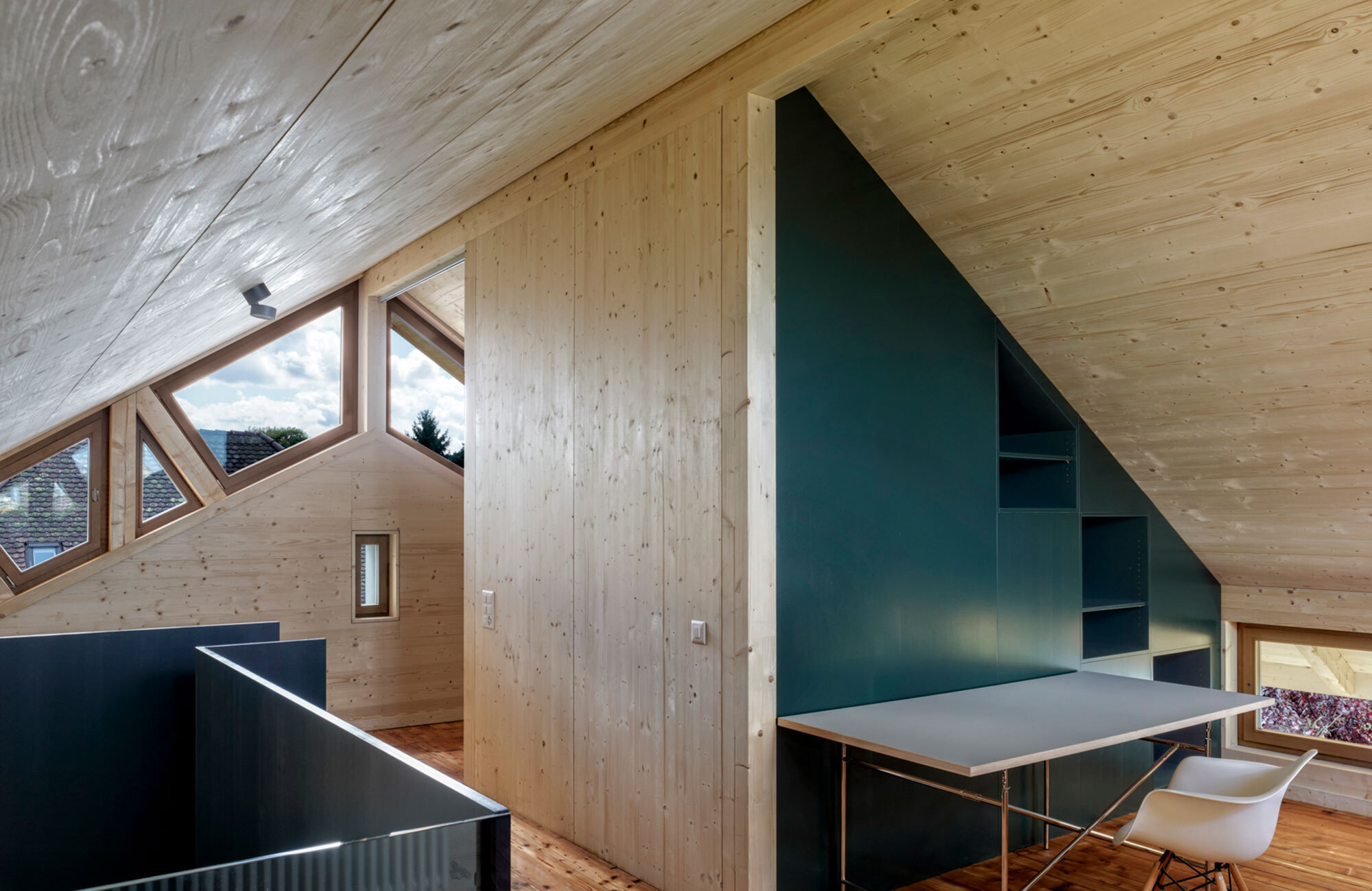 Schrank mit Schiebetüre aus Holz