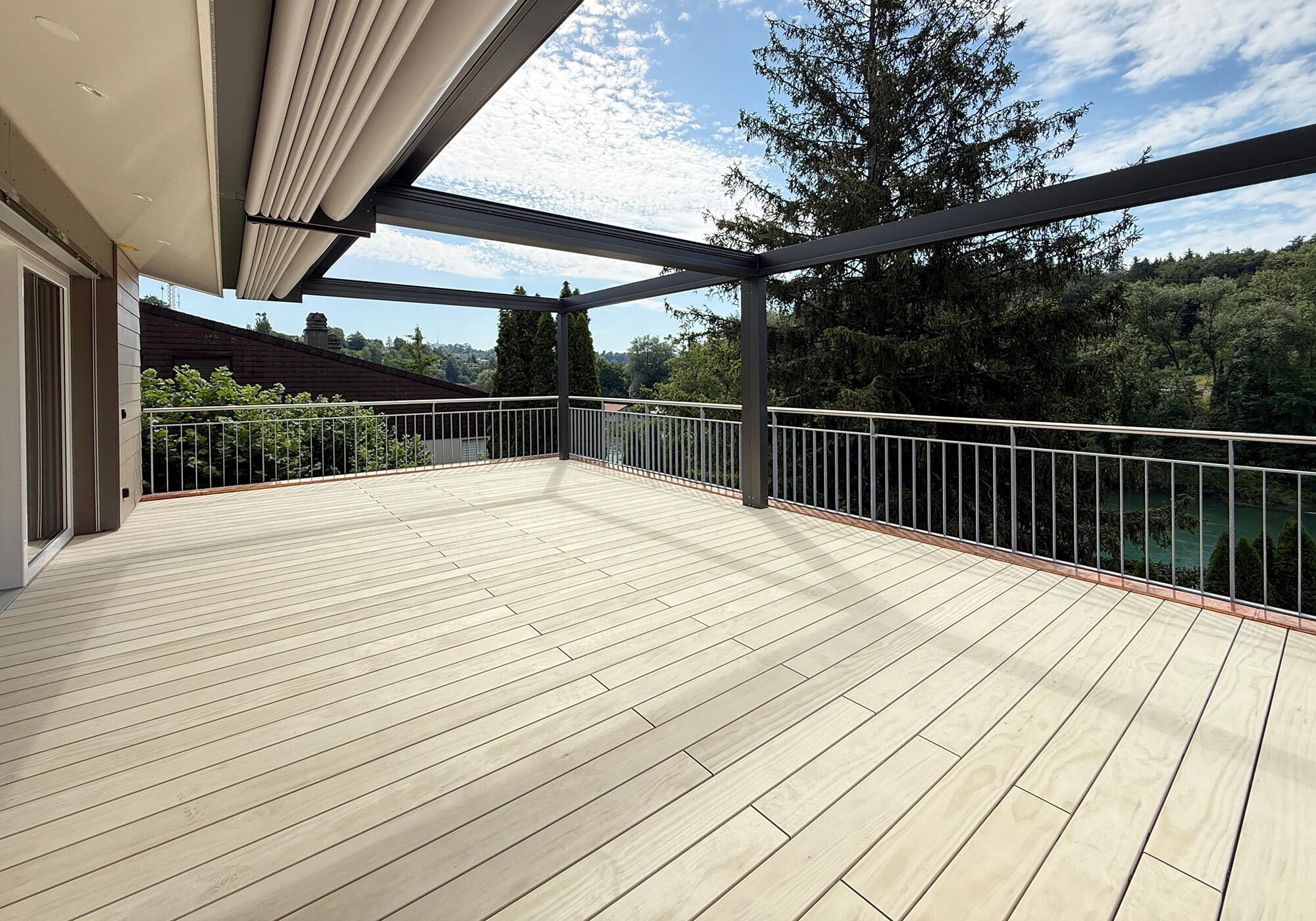 Neuer Terrassenboden aus Holz