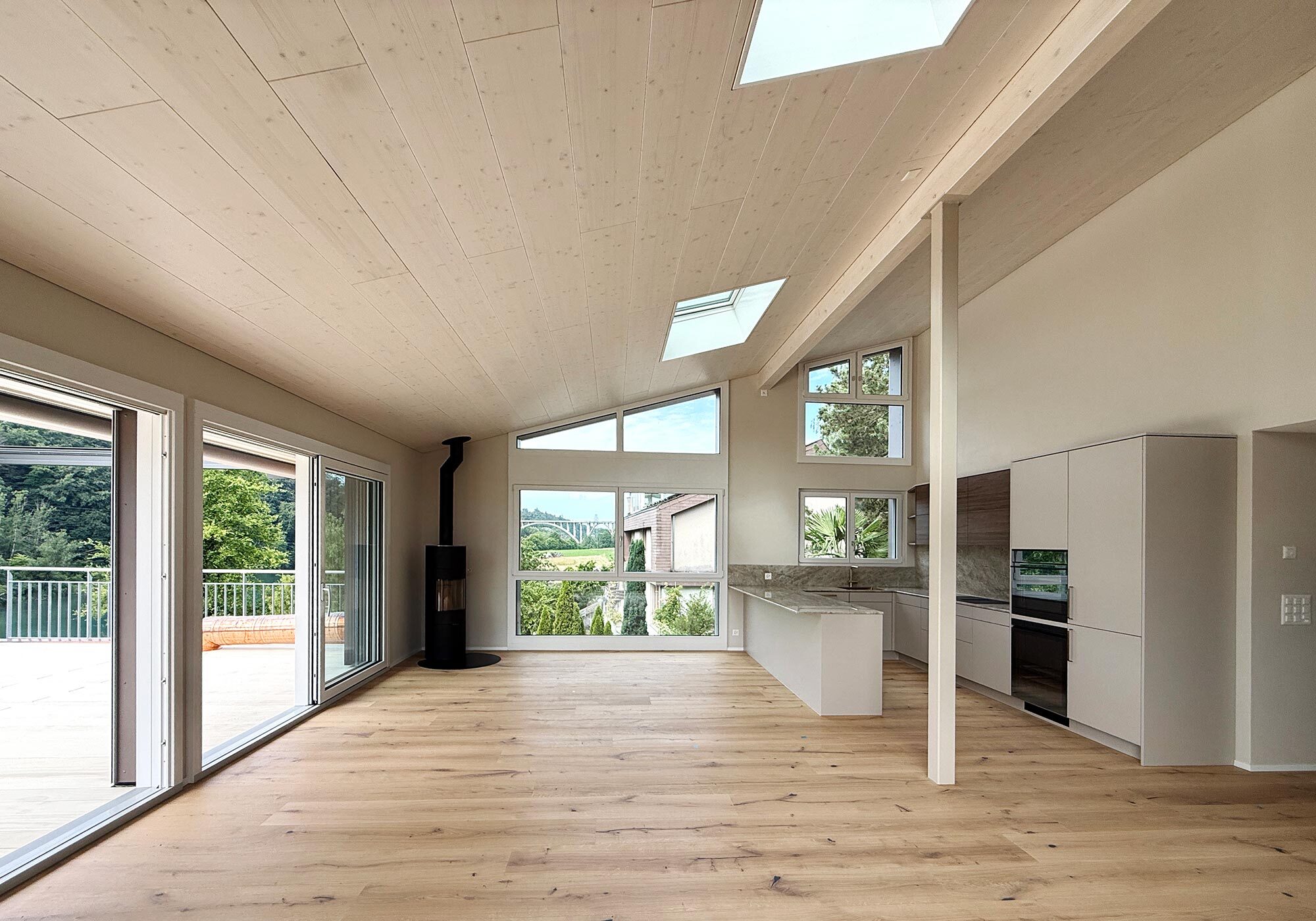 Neue Dachfenster bei moderner Wohnung