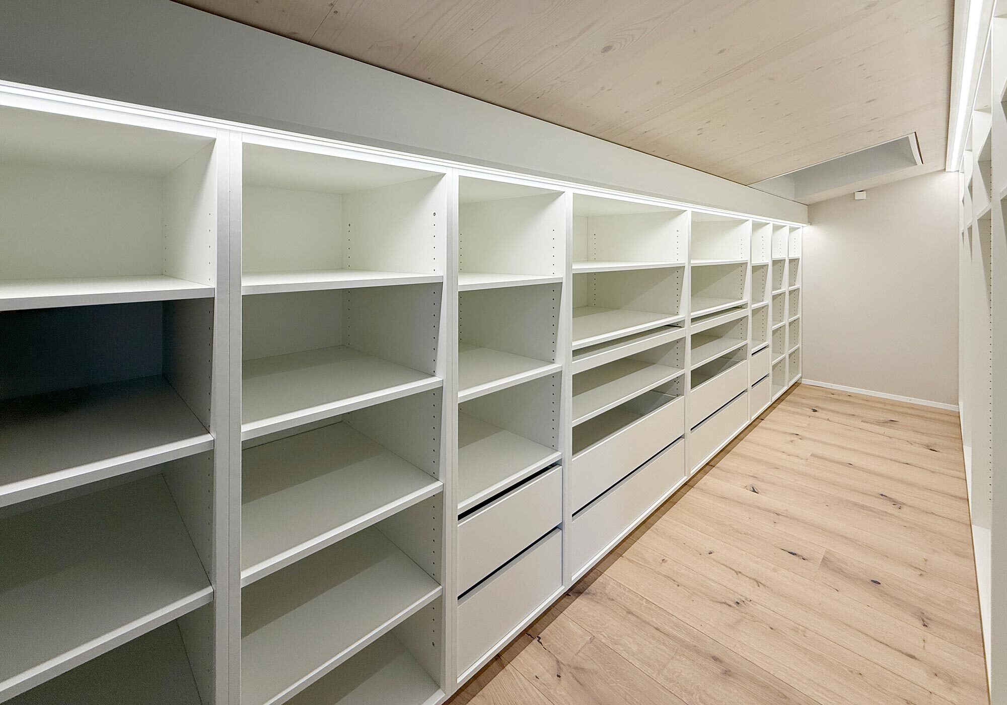 Innenausbau begehbarer Kleiderschrank