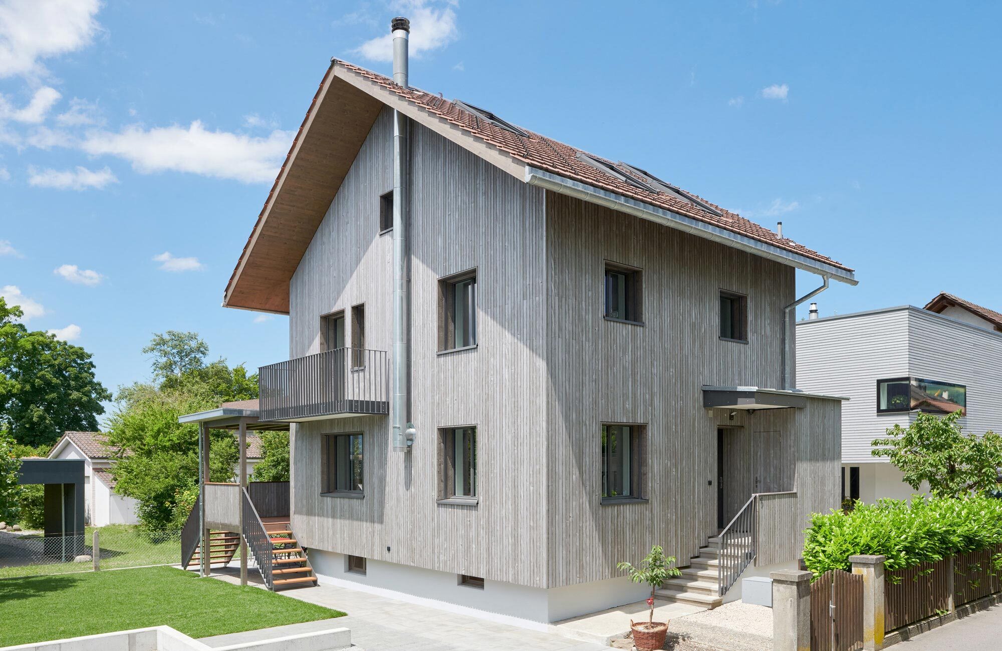 Graue Fassade aus Holz