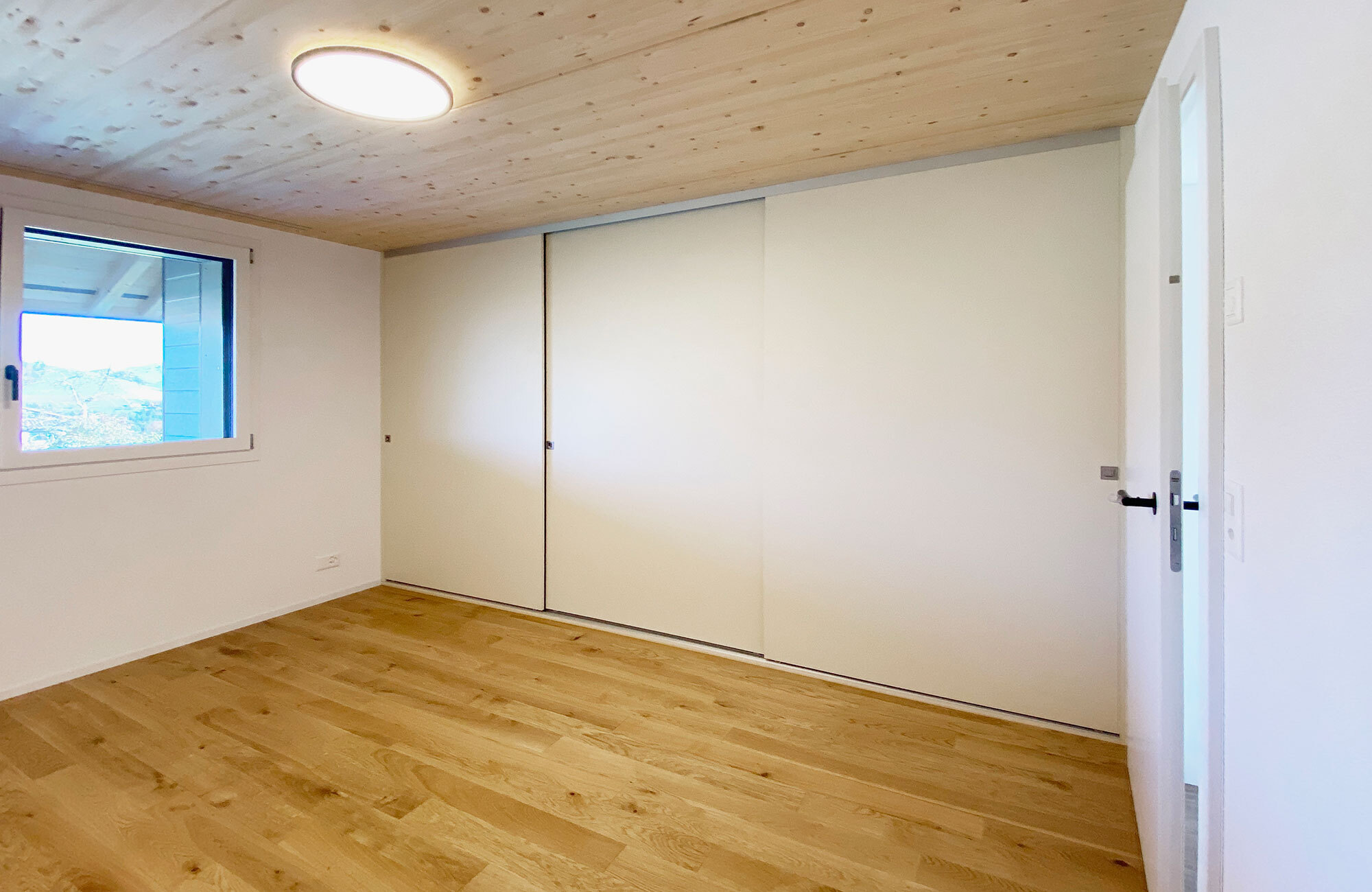 Einbauschrank mit raumhohen Schiebetüren