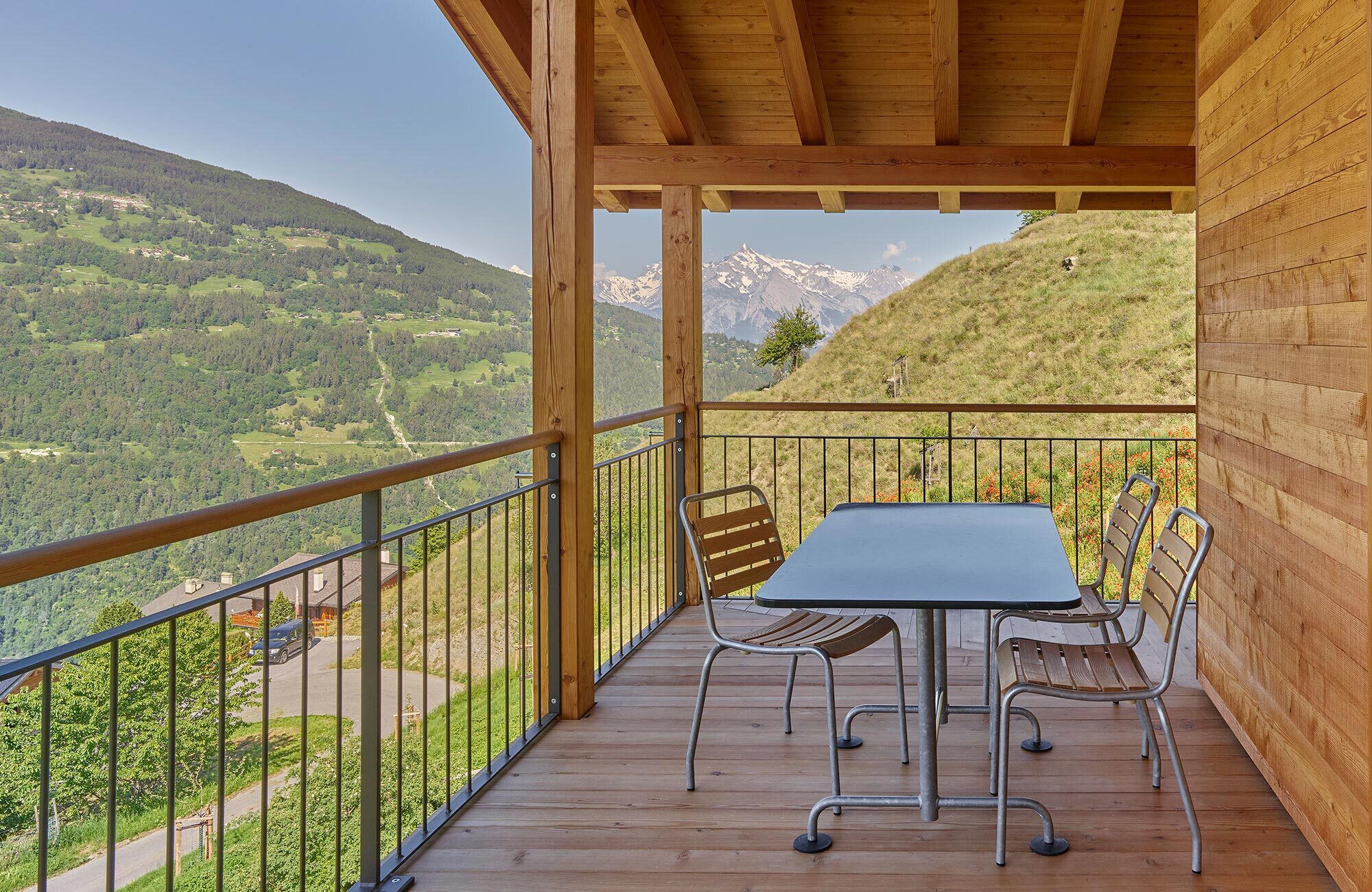 Balkon mit Holzboden