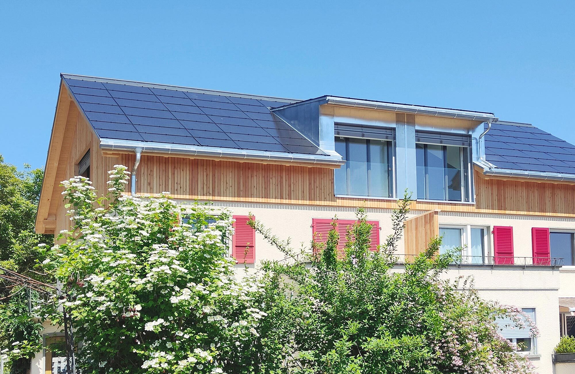 Dachaufstockung mit PV-Anlage bei Mehrfamilienhaus