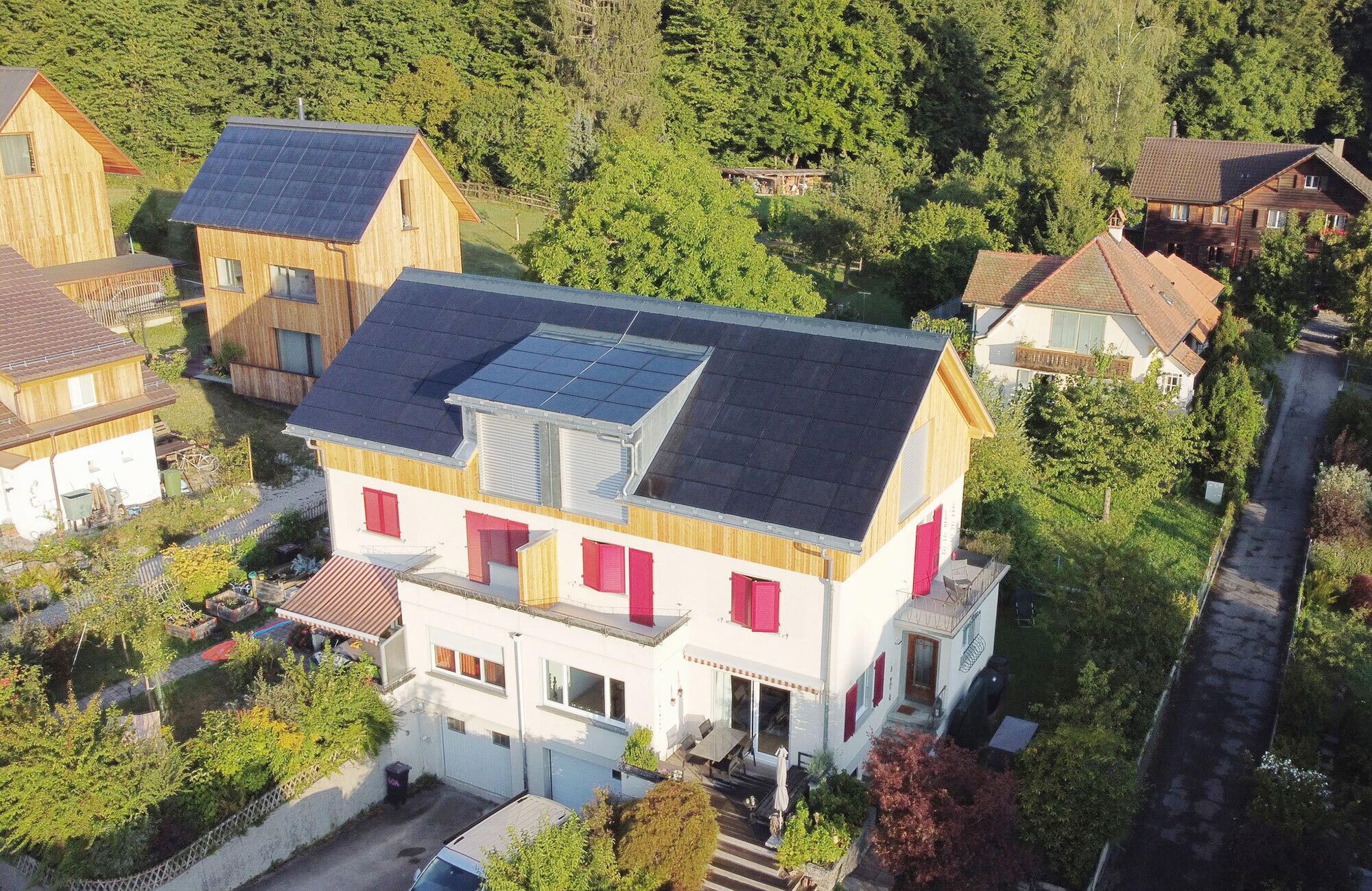 Aufstockung mit Schlepper und PV-Anlage