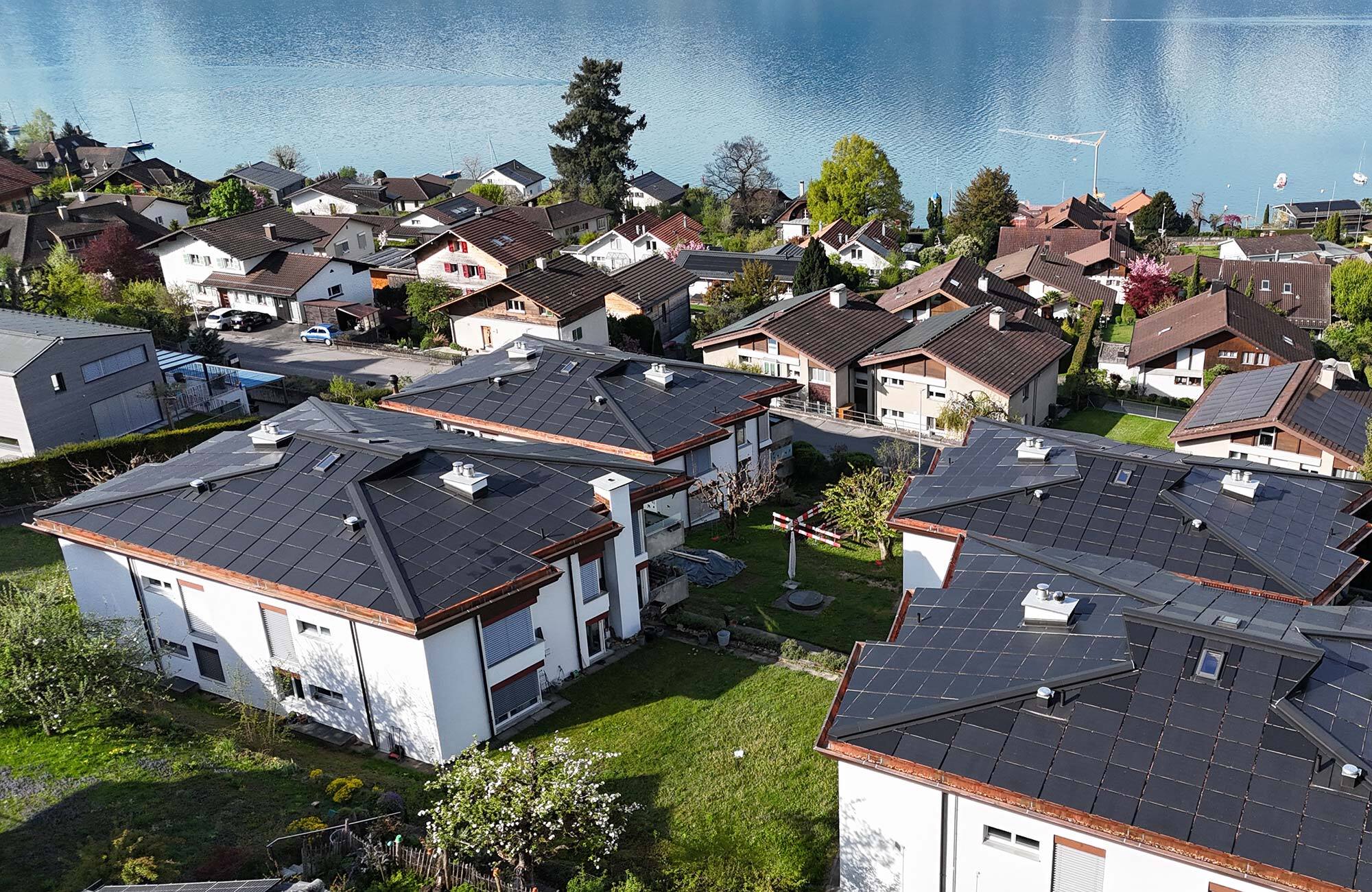 Dachsanierung Mehrfamilienh&auml;user mit Solaranlage