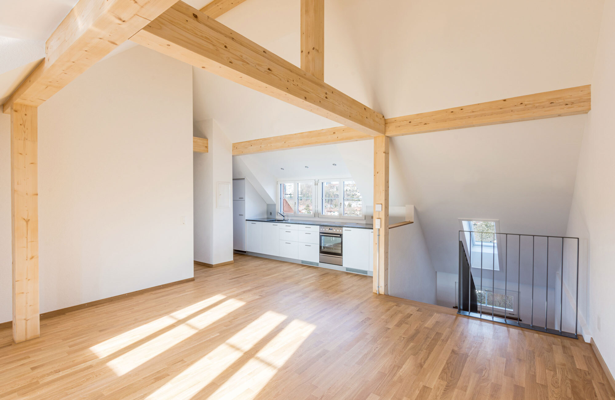 Wohnung mit Balken aus Holz