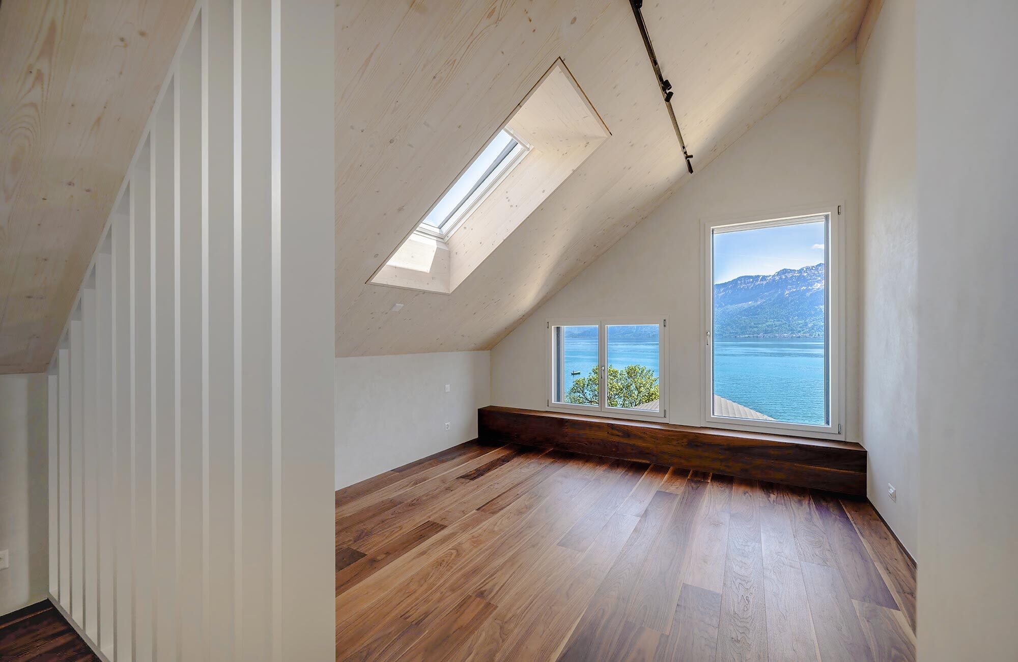 Innenausbau mit Dachfenster und Holz