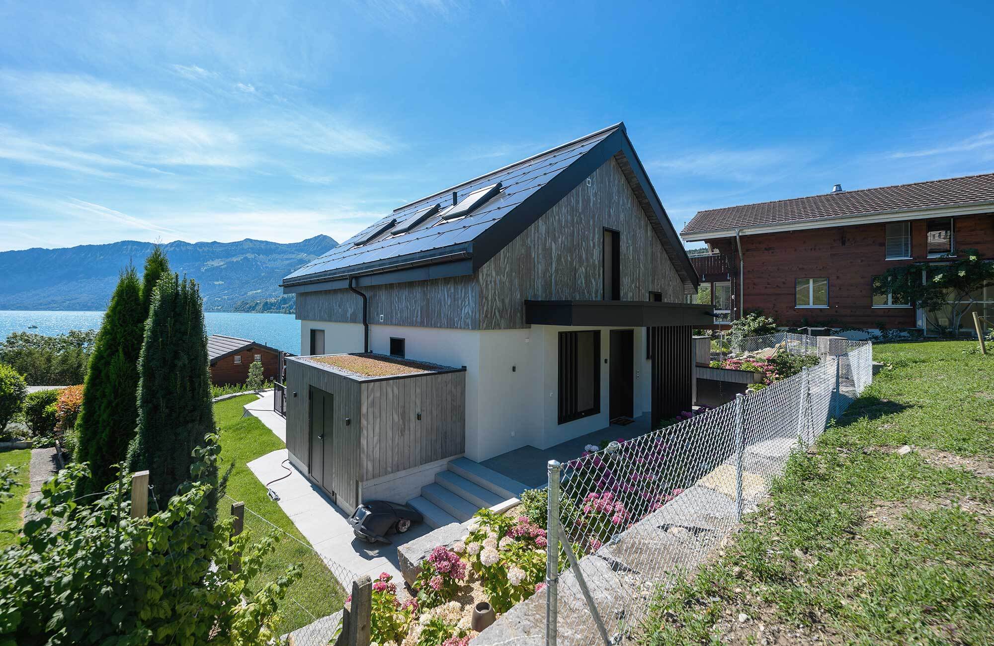 Neubau modernes Einfamilienhaus mit Holzfassade