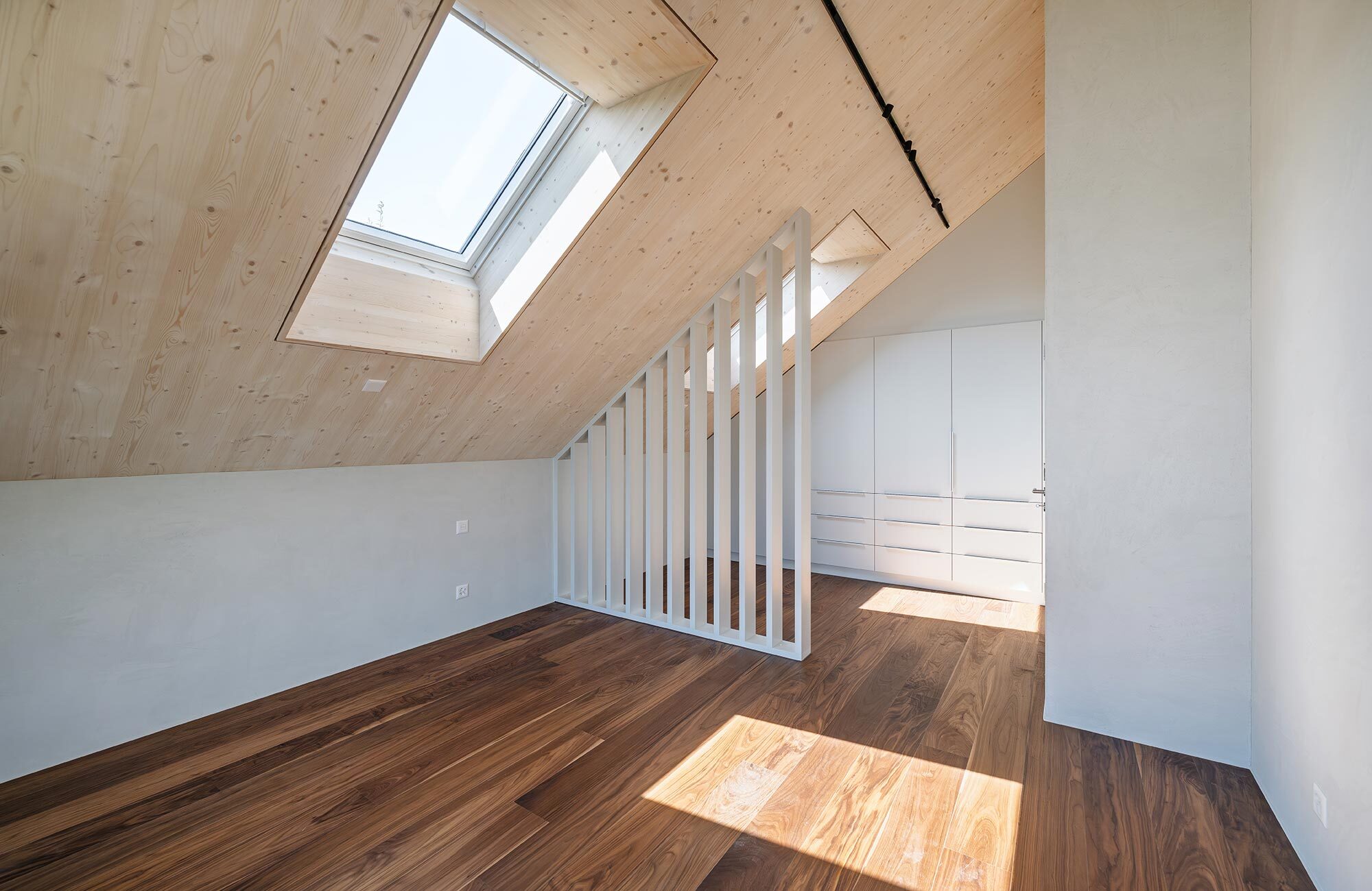 Dachgeschoss aus Holz mit Dachfenster