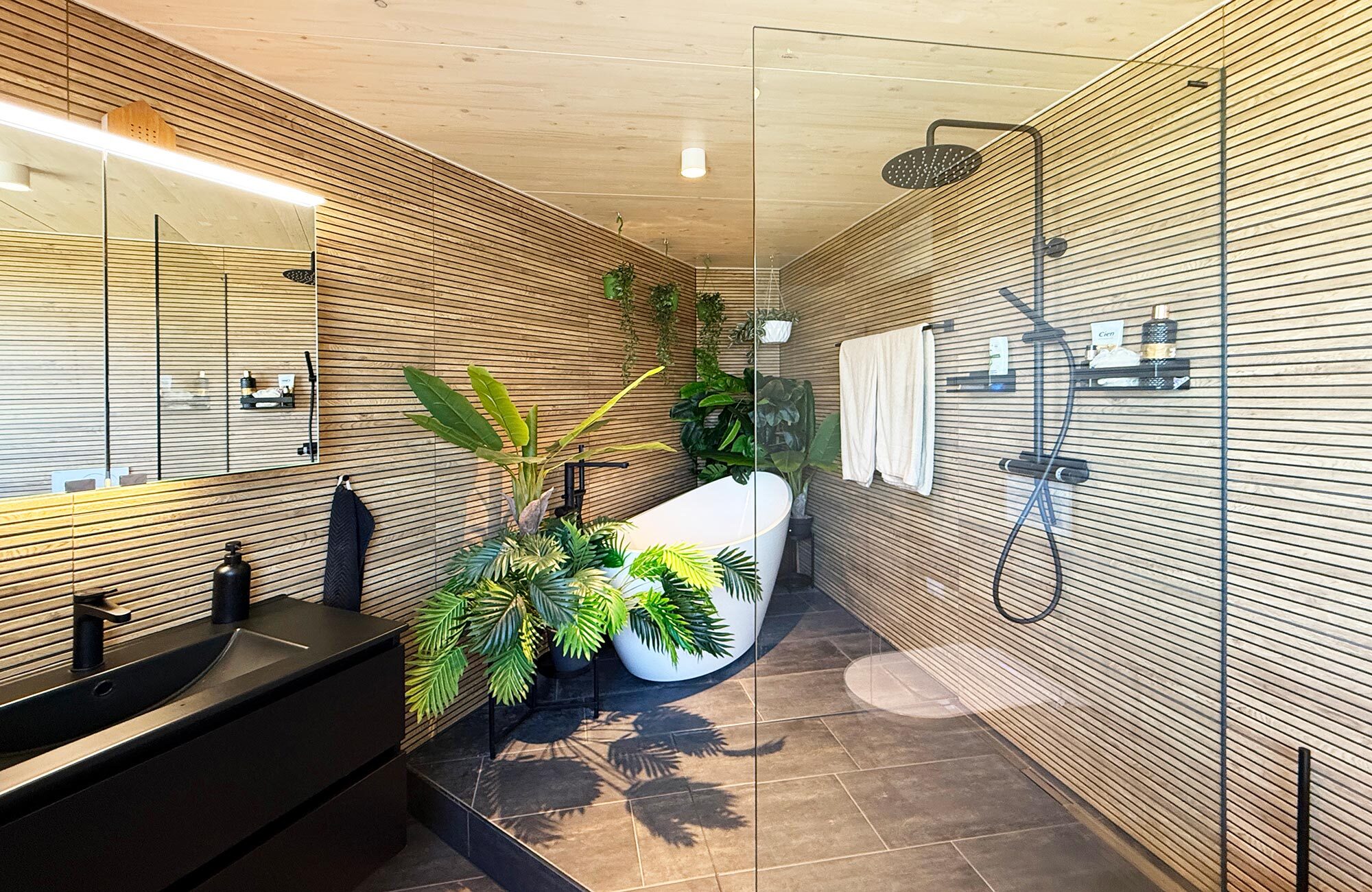 Badezimmer mit Holzdecke