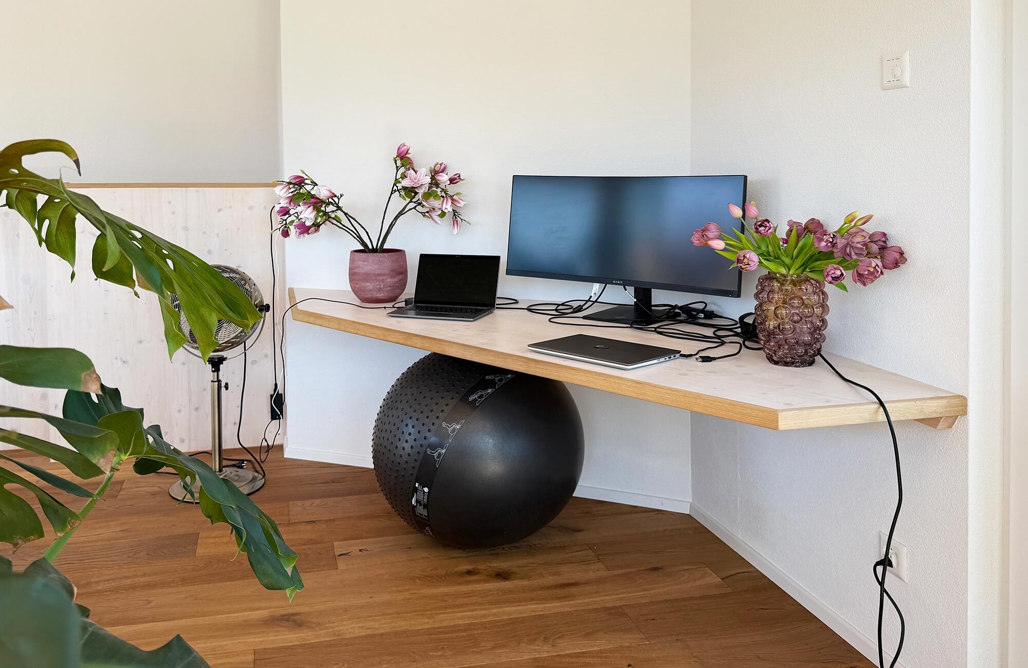 Passgenauer Schreibtisch aus Holz in Ecke