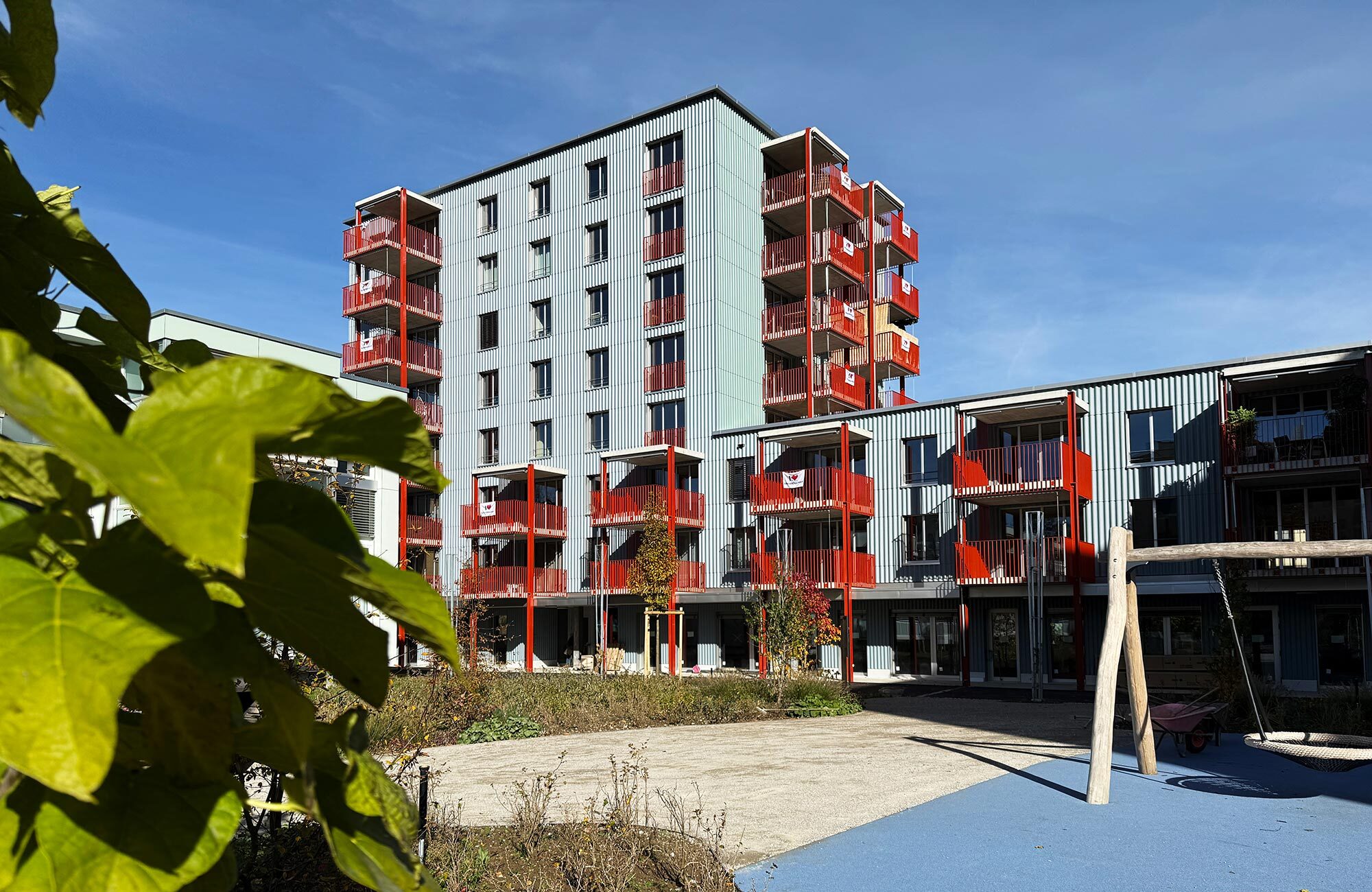 Farbige Fassade aus Faserzementplatte