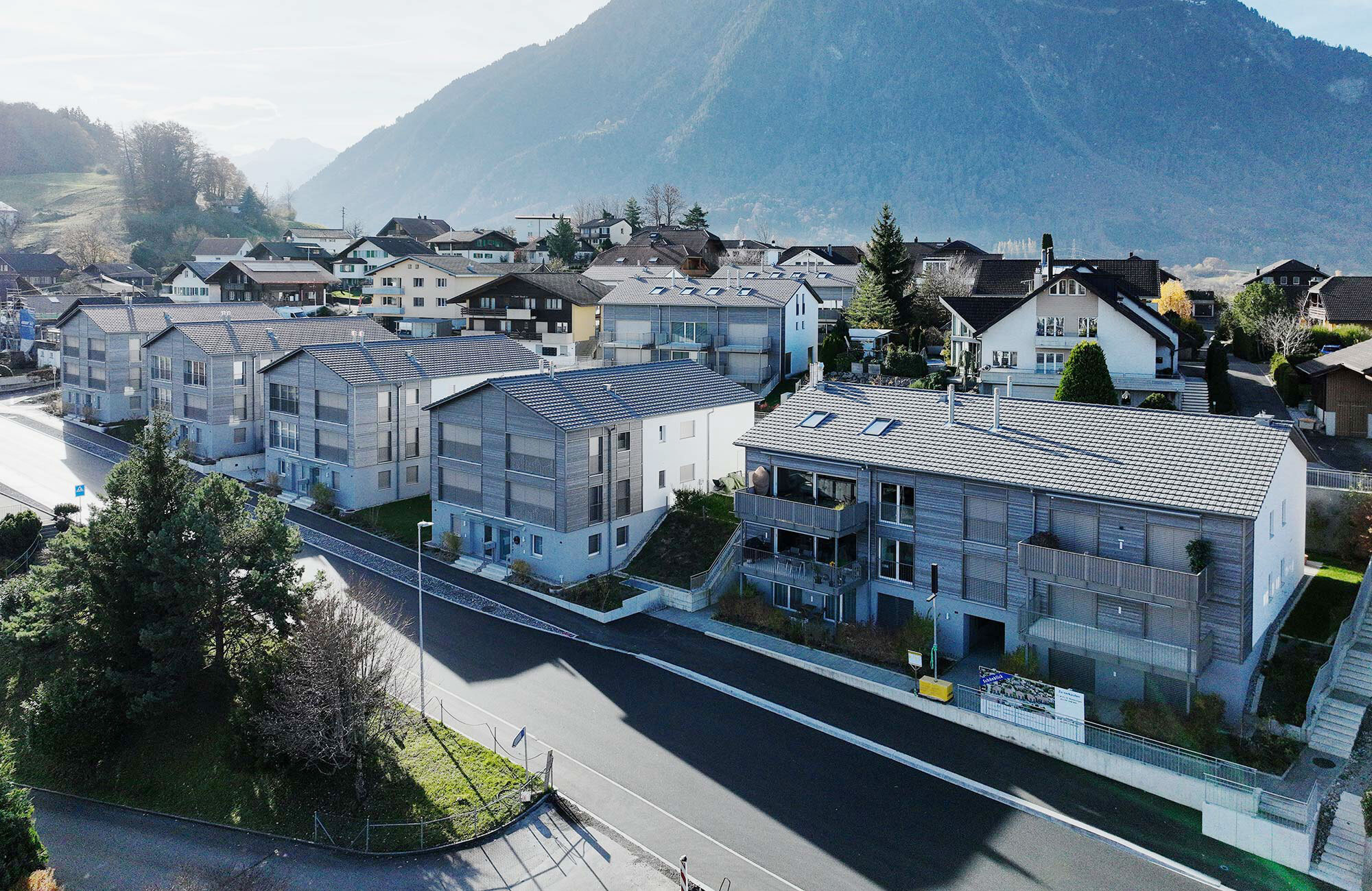 Mehrfamilienh&auml;user mit moderner grauer Holzfassade