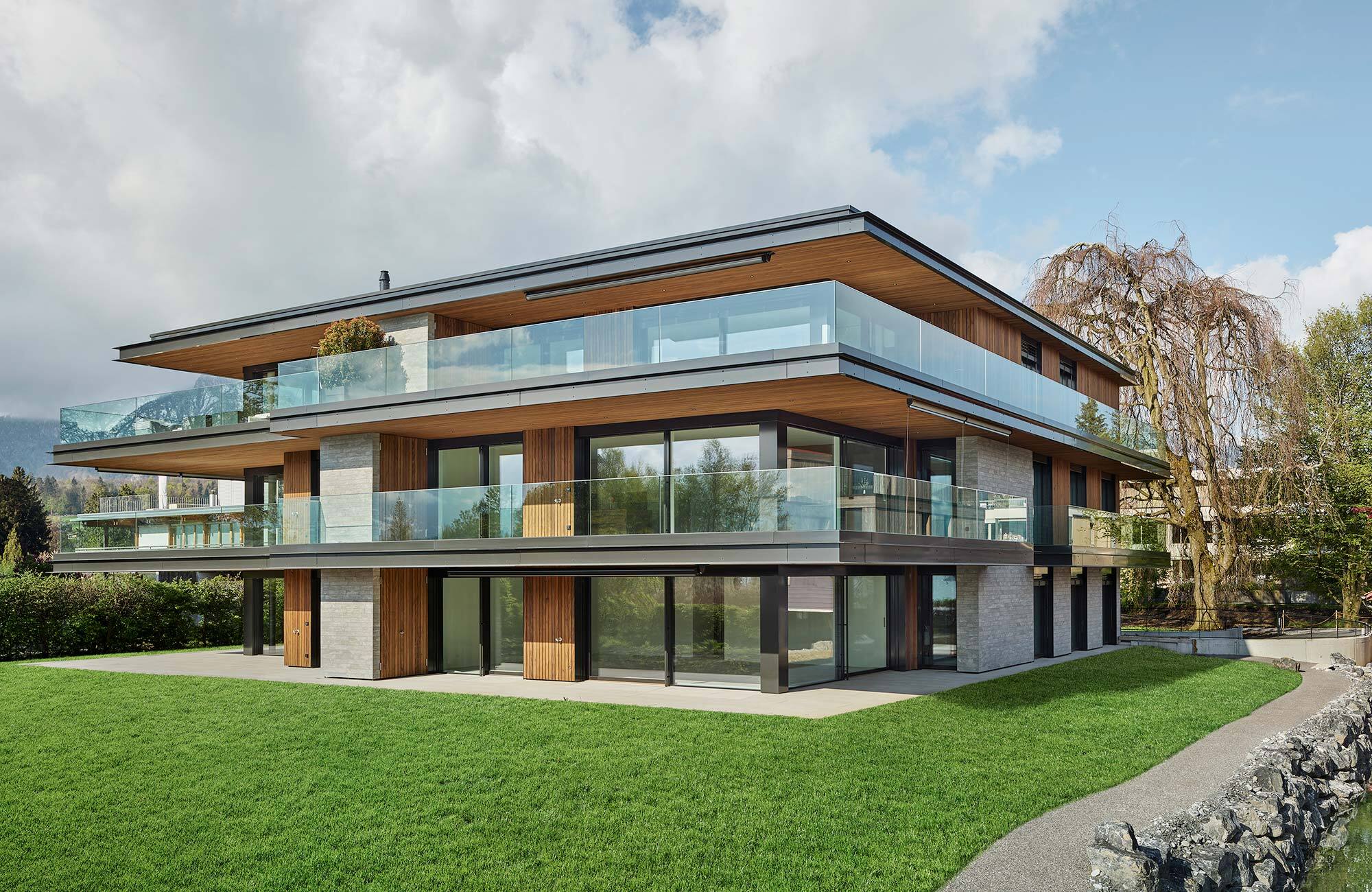 Fassade und Untersicht aus Holz