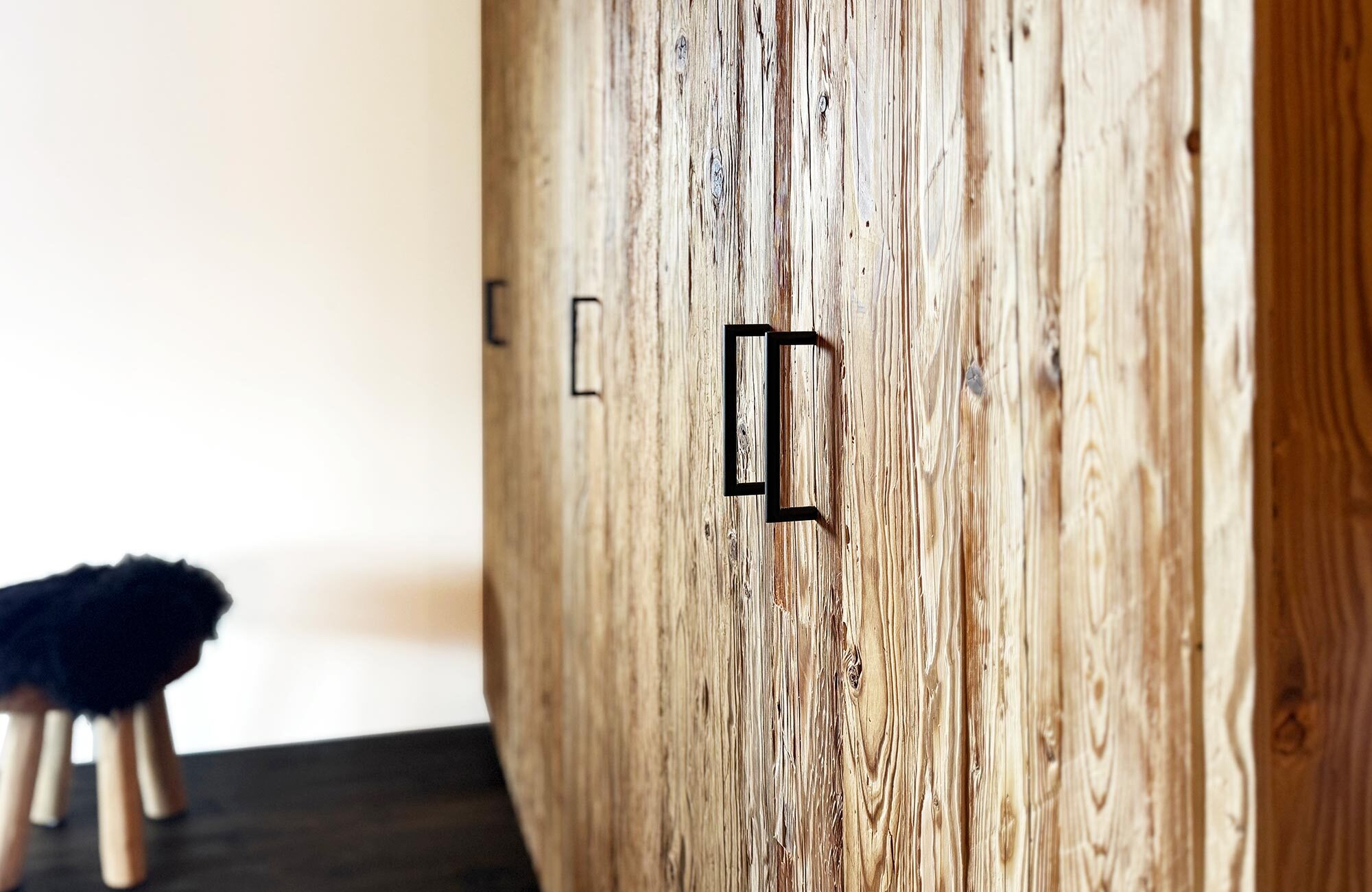 Schrank aus Altholz mit modernen Griffen