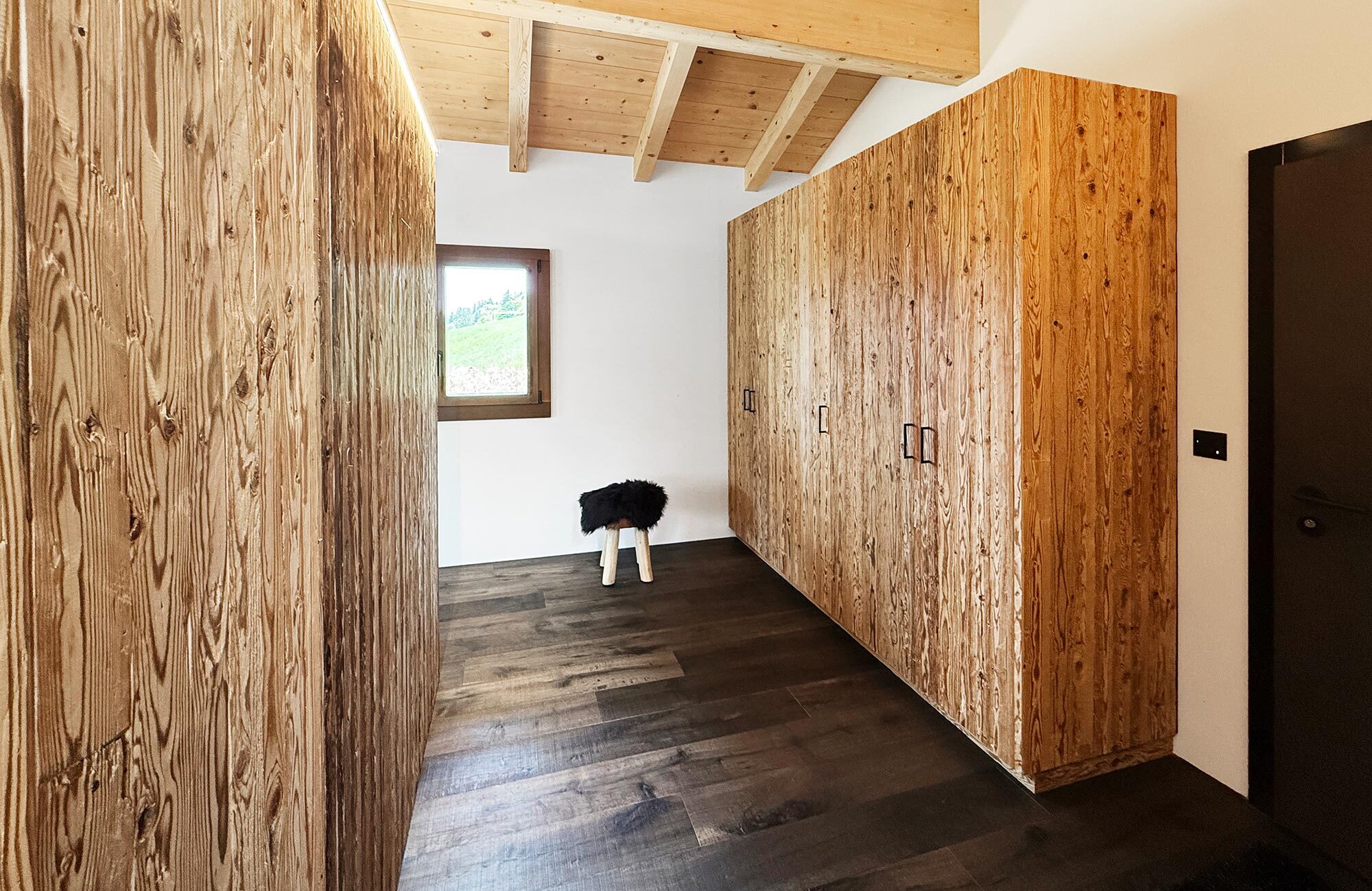 Schrank aus Altholz mit modernen Griffen