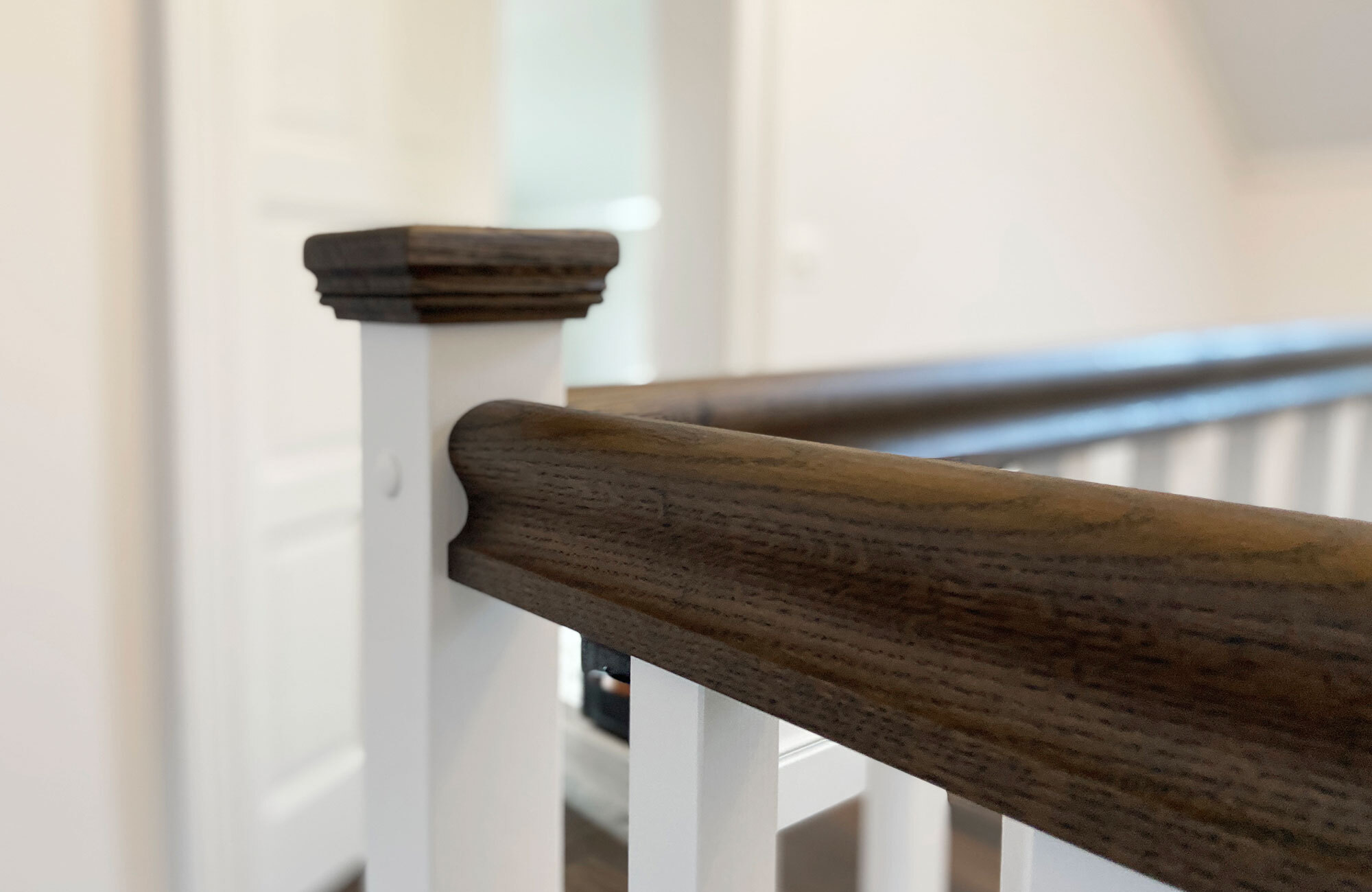 Treppengeländer aus Holz im Landhausstil