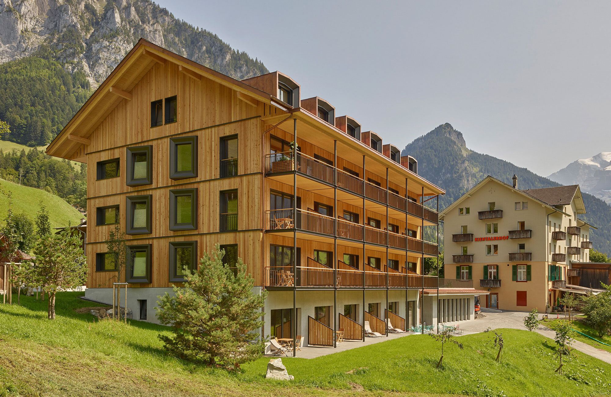 Hotel mit Holzfassade