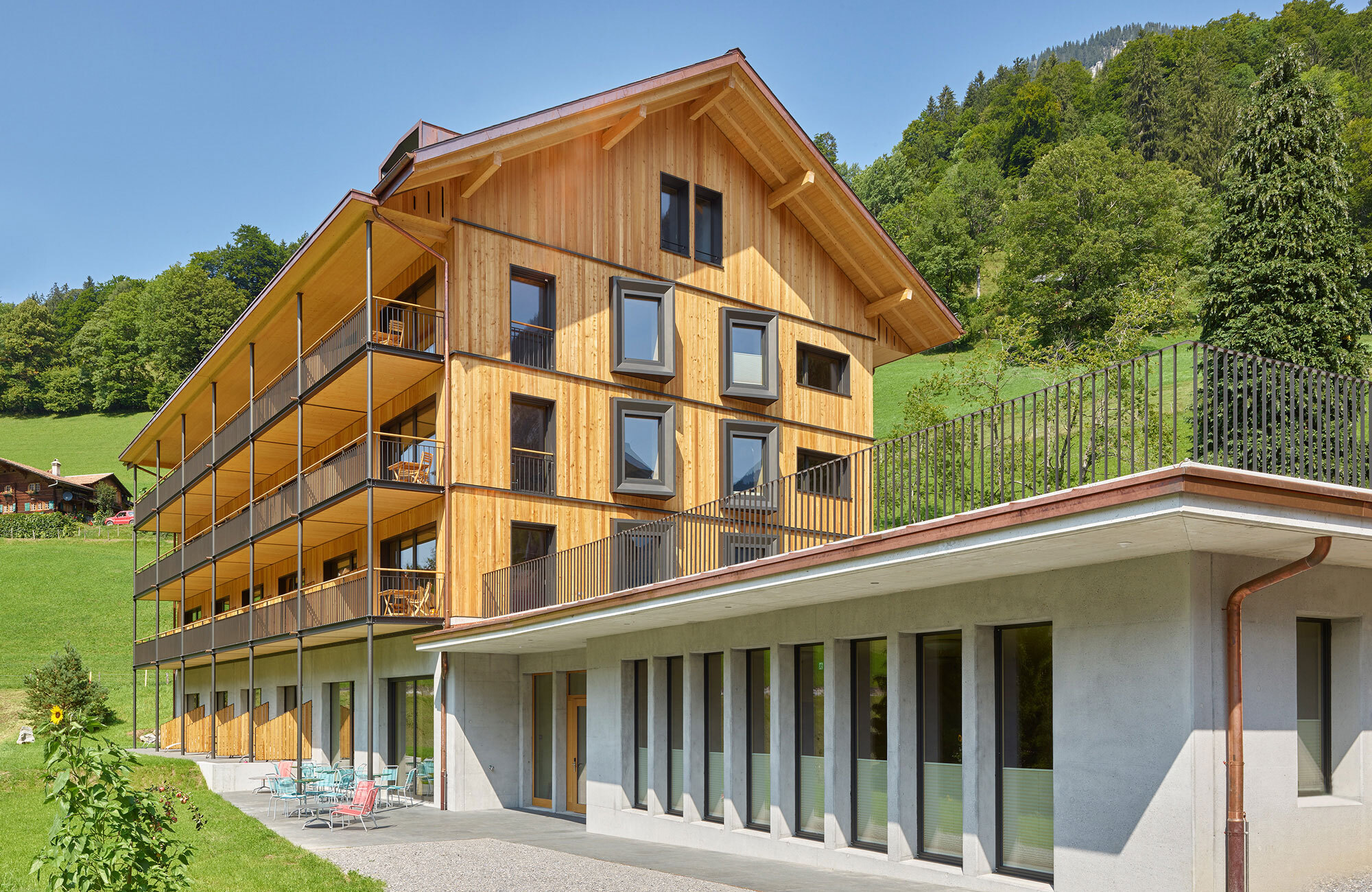 Neubau Hotel mit Holzfassade