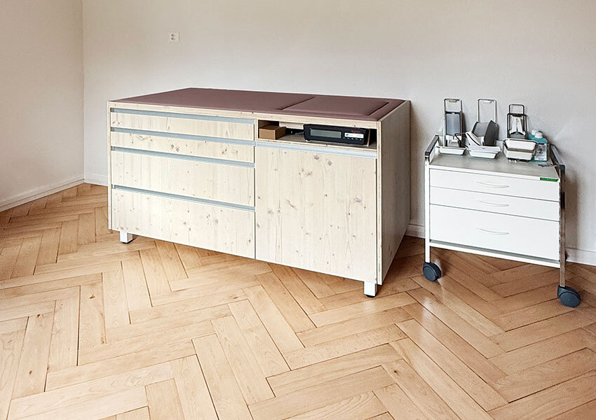 M&ouml;bel f&uuml;r Kinderarztpraxis mit integrierter Waage