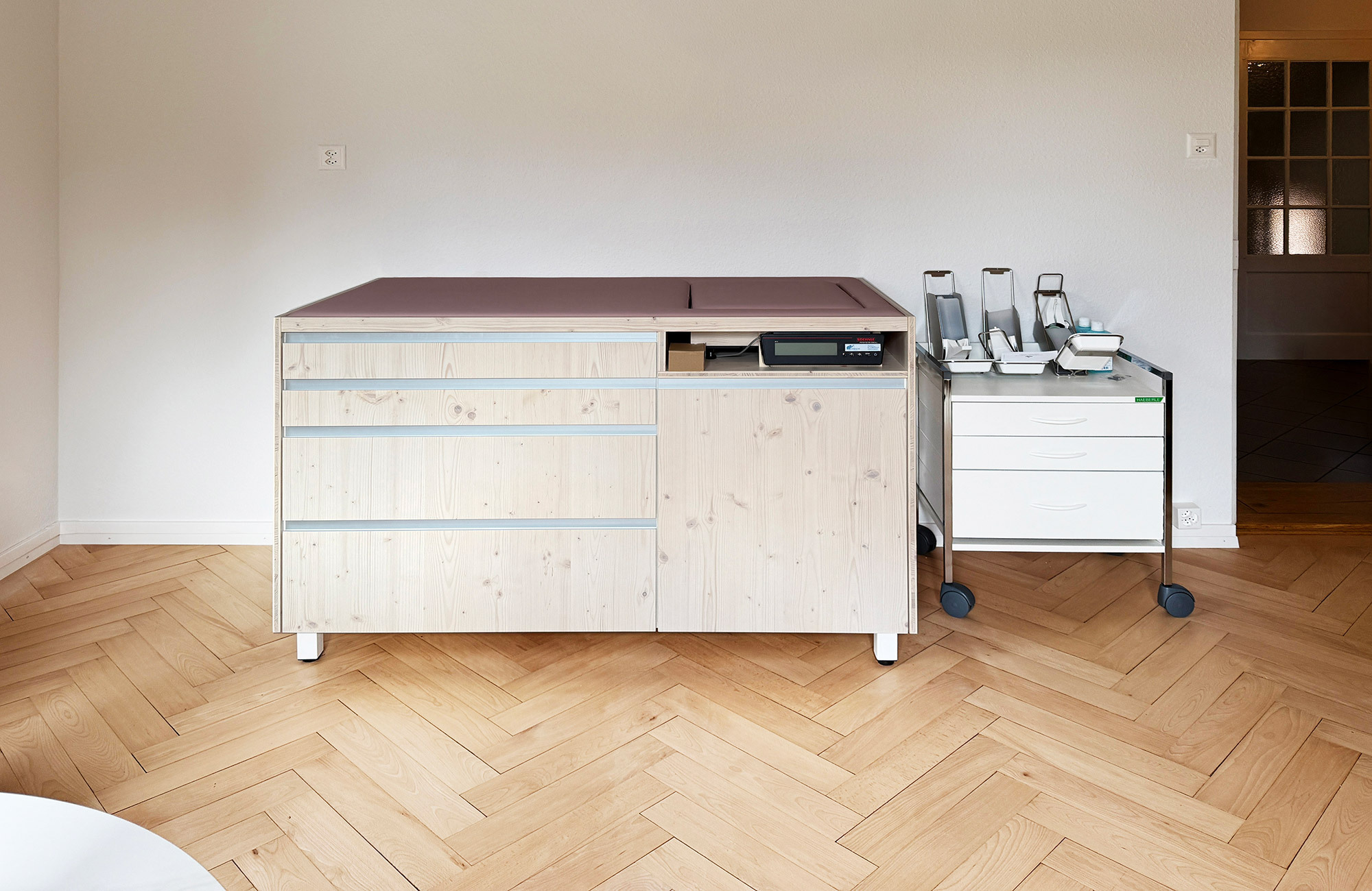 M&ouml;bel f&uuml;r Kinderarztpraxis mit integrierter Waage