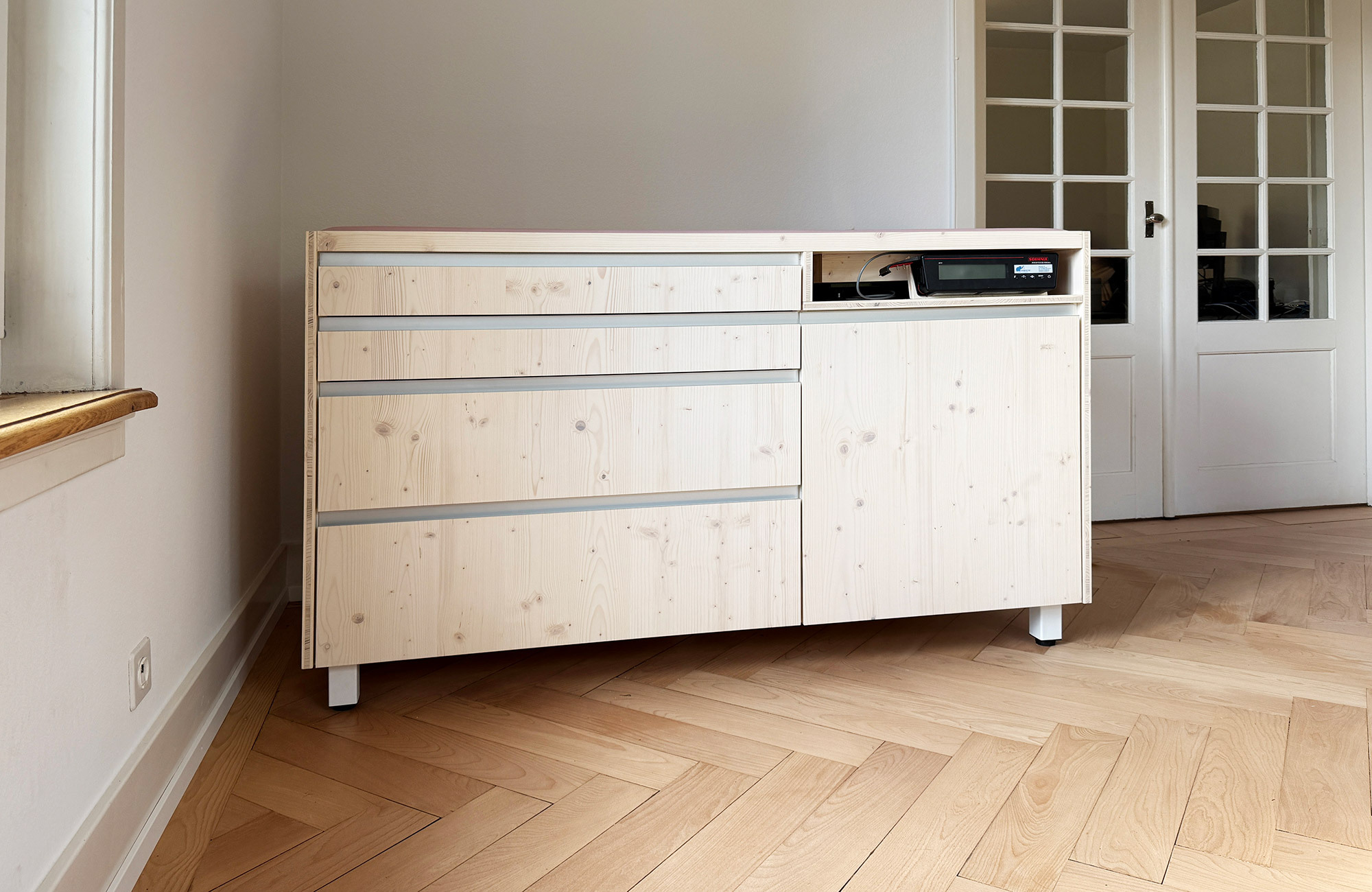 M&ouml;bel f&uuml;r Kinderarztpraxis mit integrierter Waage