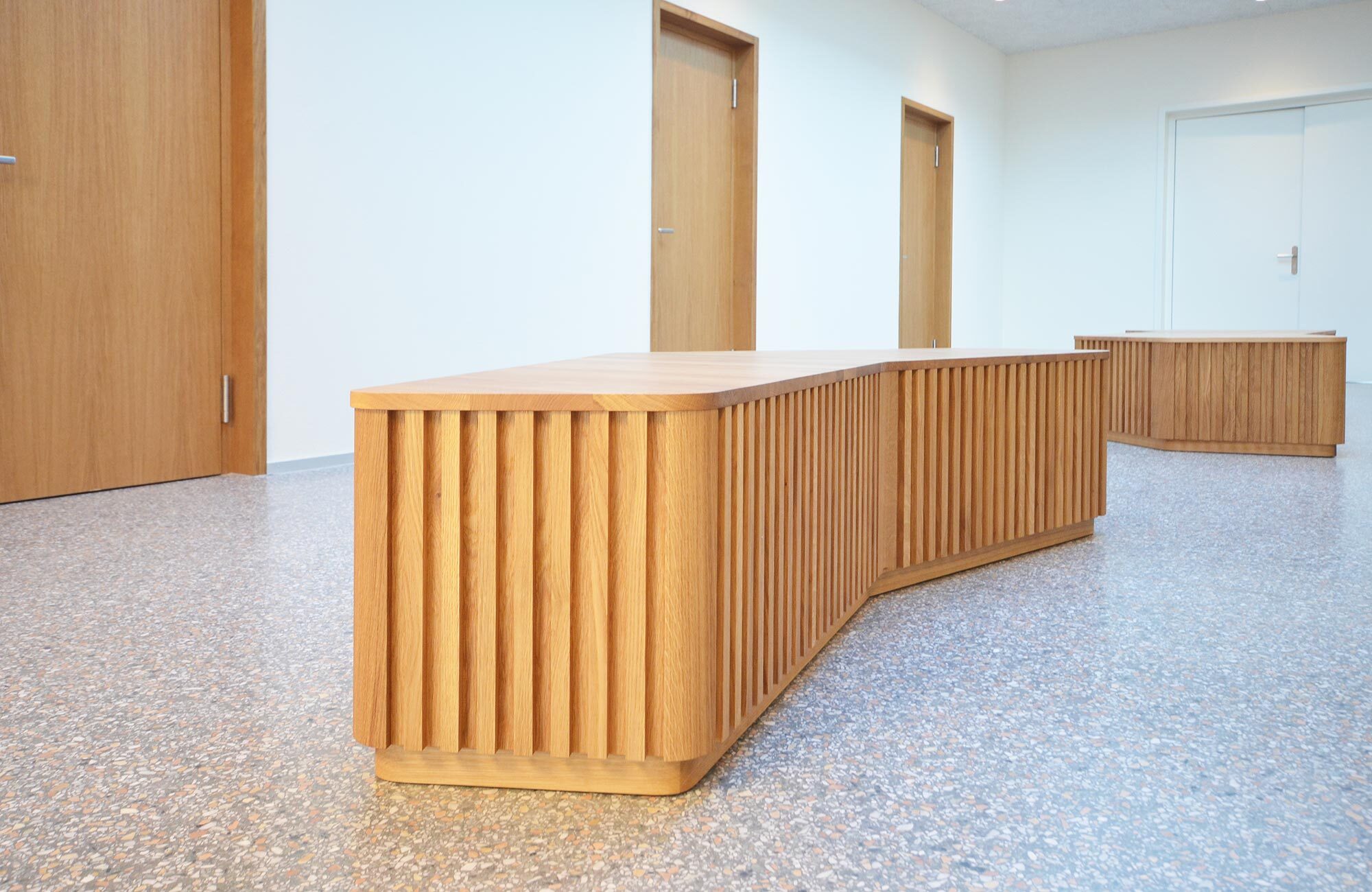 Sitzm&ouml;bel aus Holz im Schulhus