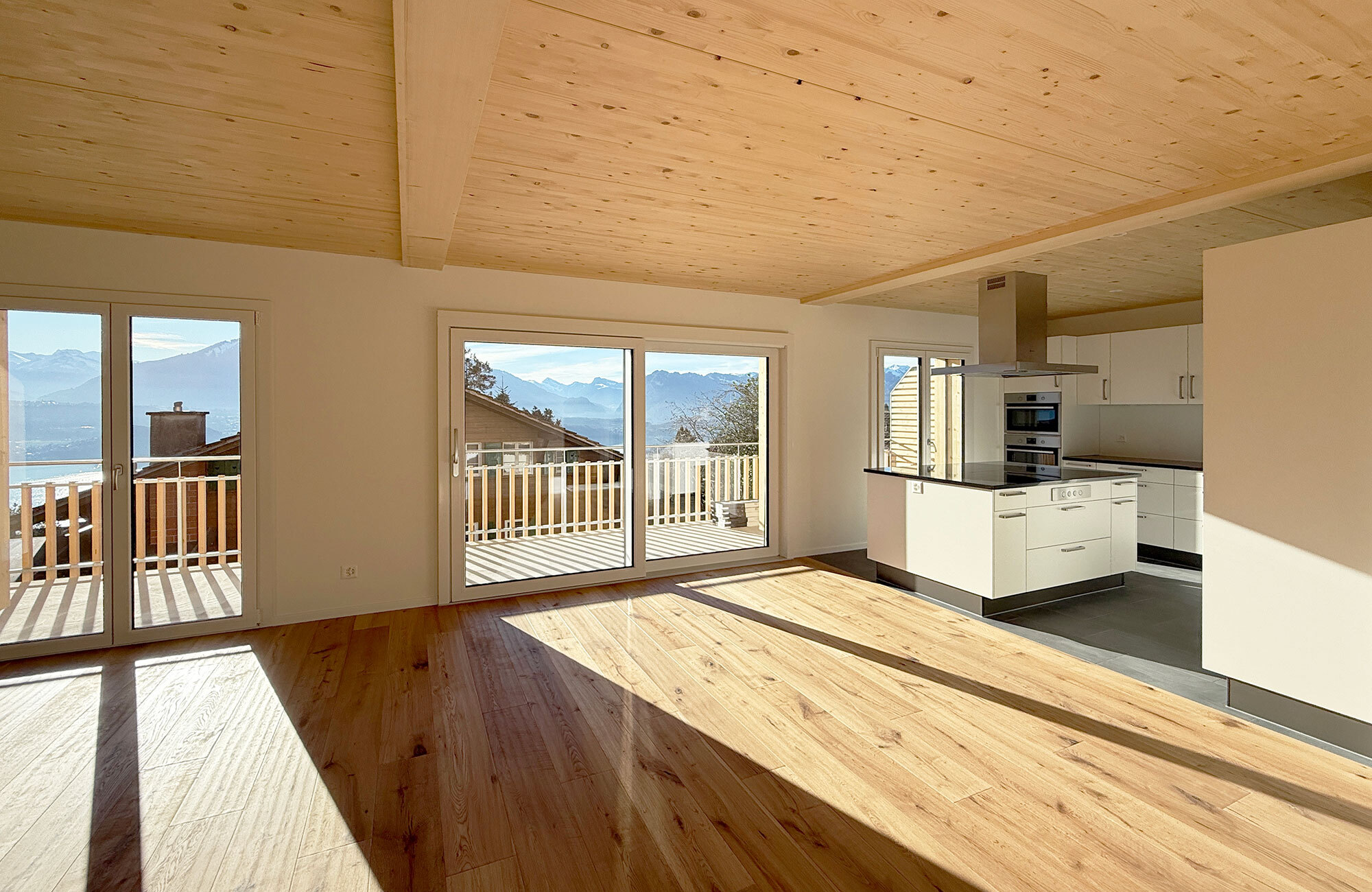 K&uuml;che und Wohnzimmer mit Holz