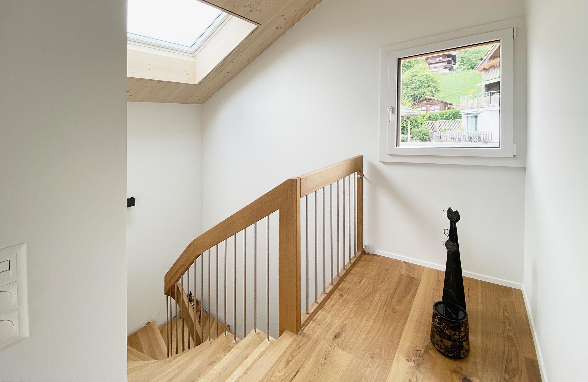 Einfamilienhaus mit Treppe aus Holz und Dachfenster