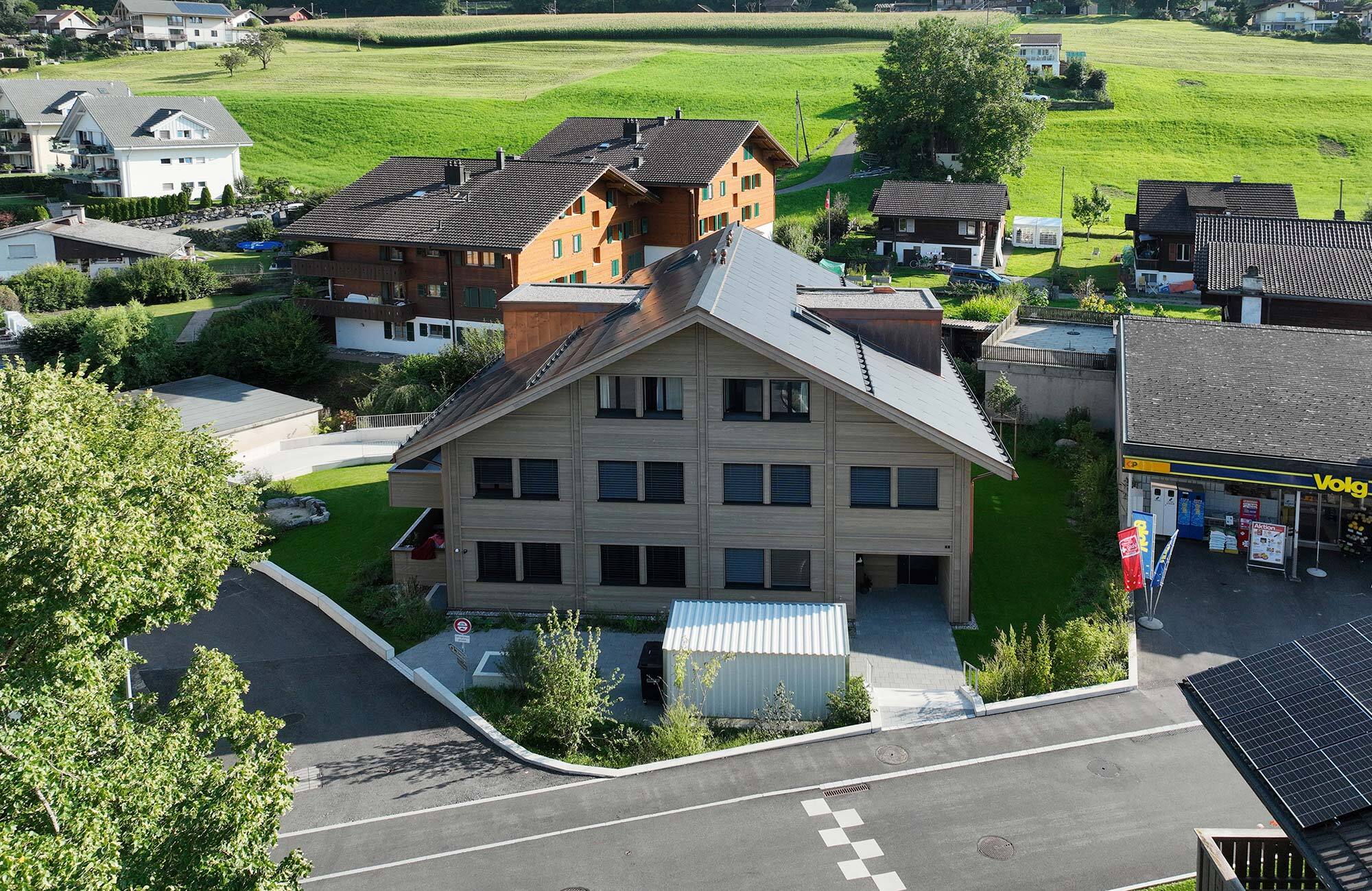 Modernes Mehrfamilienhaus mit Holzfassade