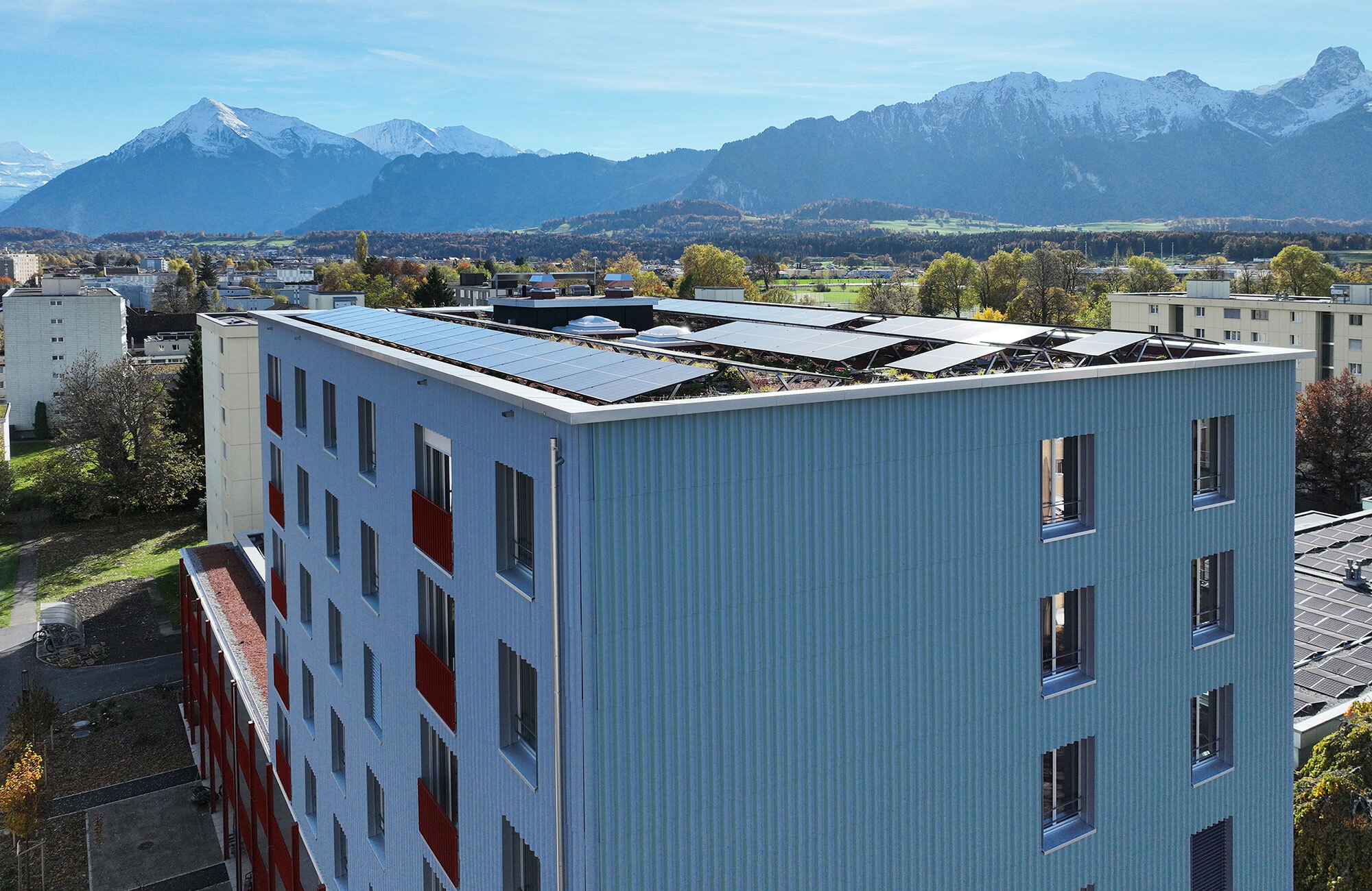 Neubau mit farbiger Fassade