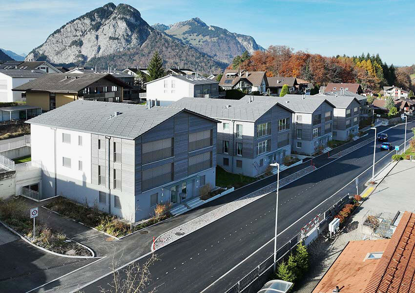 Neubau Häuser mit moderner Holzfassade