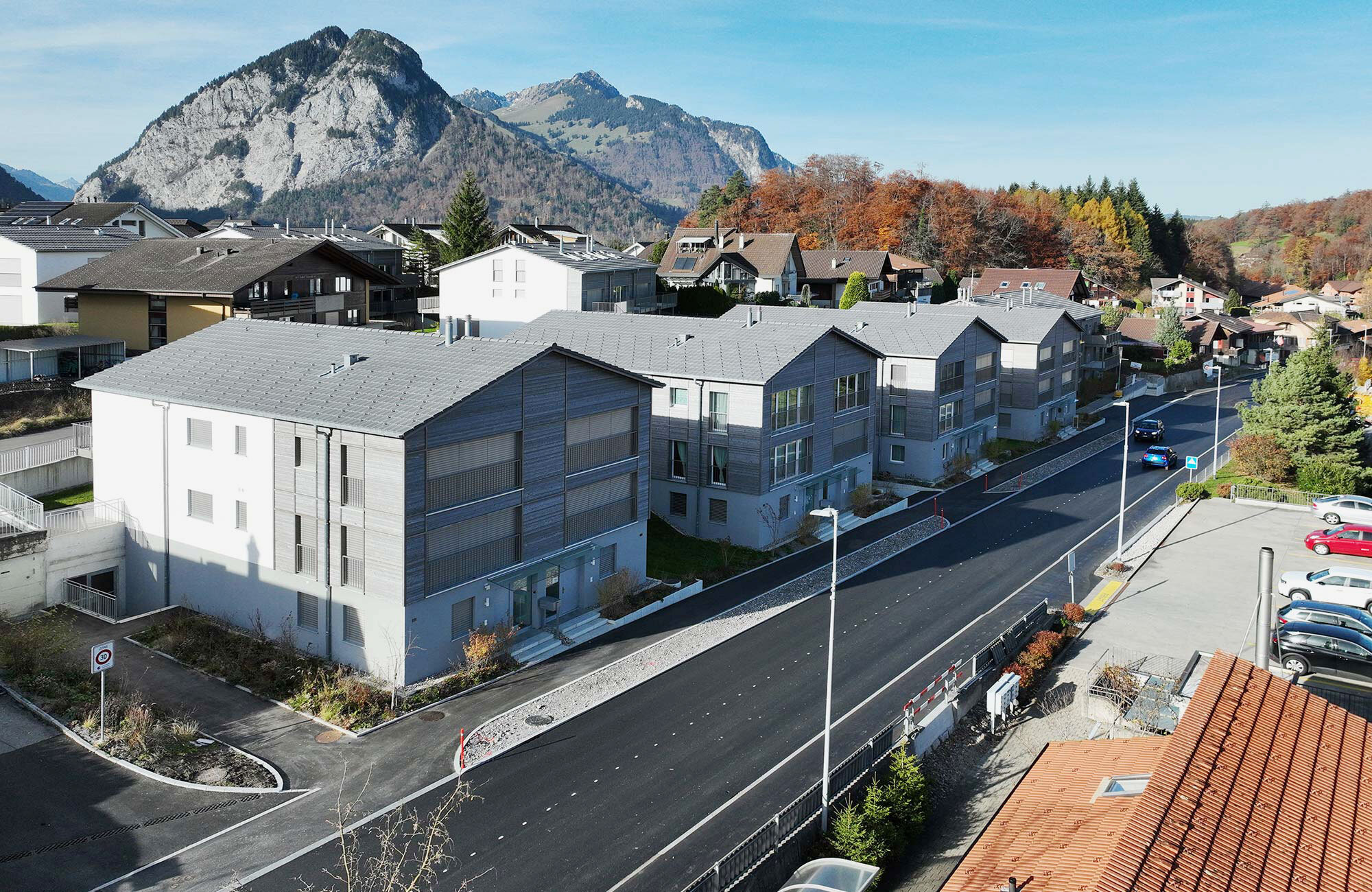 Neubau Häuser mit Holzfassade