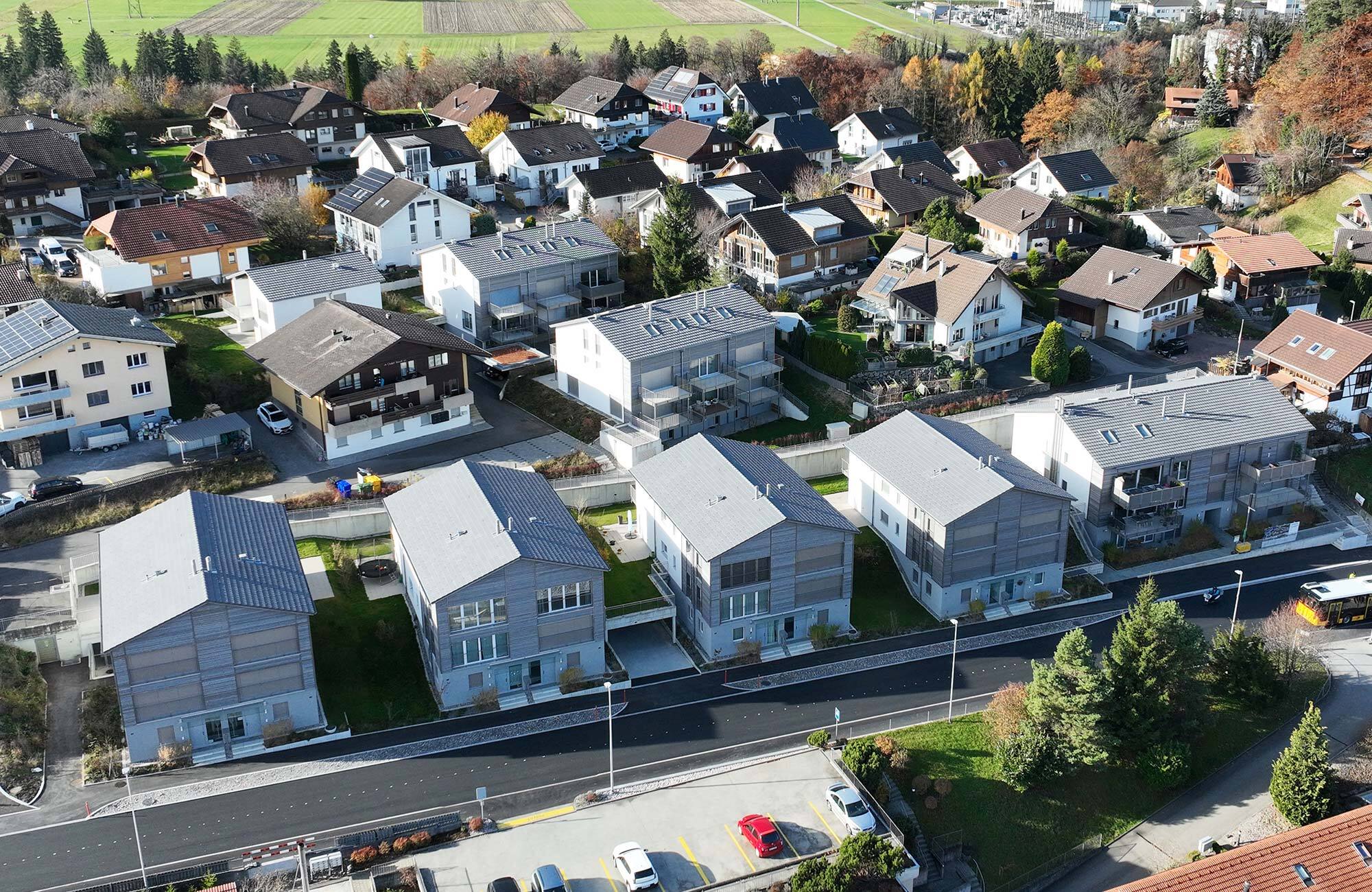 Wohnüberbauung mit moderner grauer Fassade