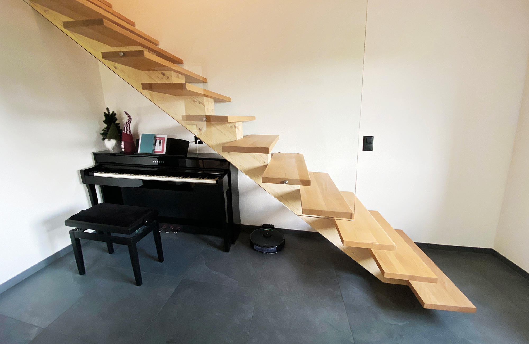 Holztreppe mit Glasgeländer
