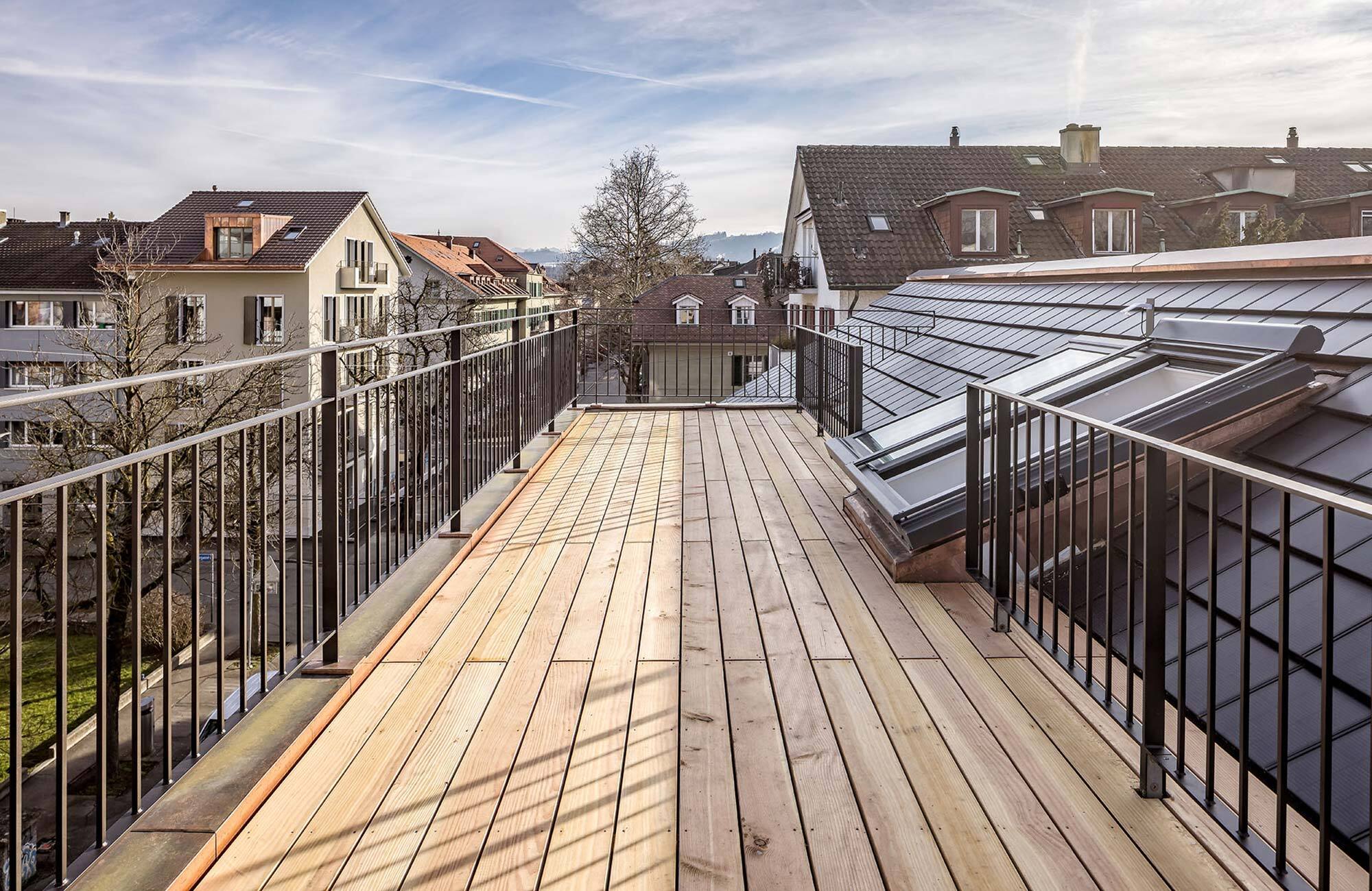 Terrassenboden und Dachausstieg mit Dachfl&auml;chenfenser