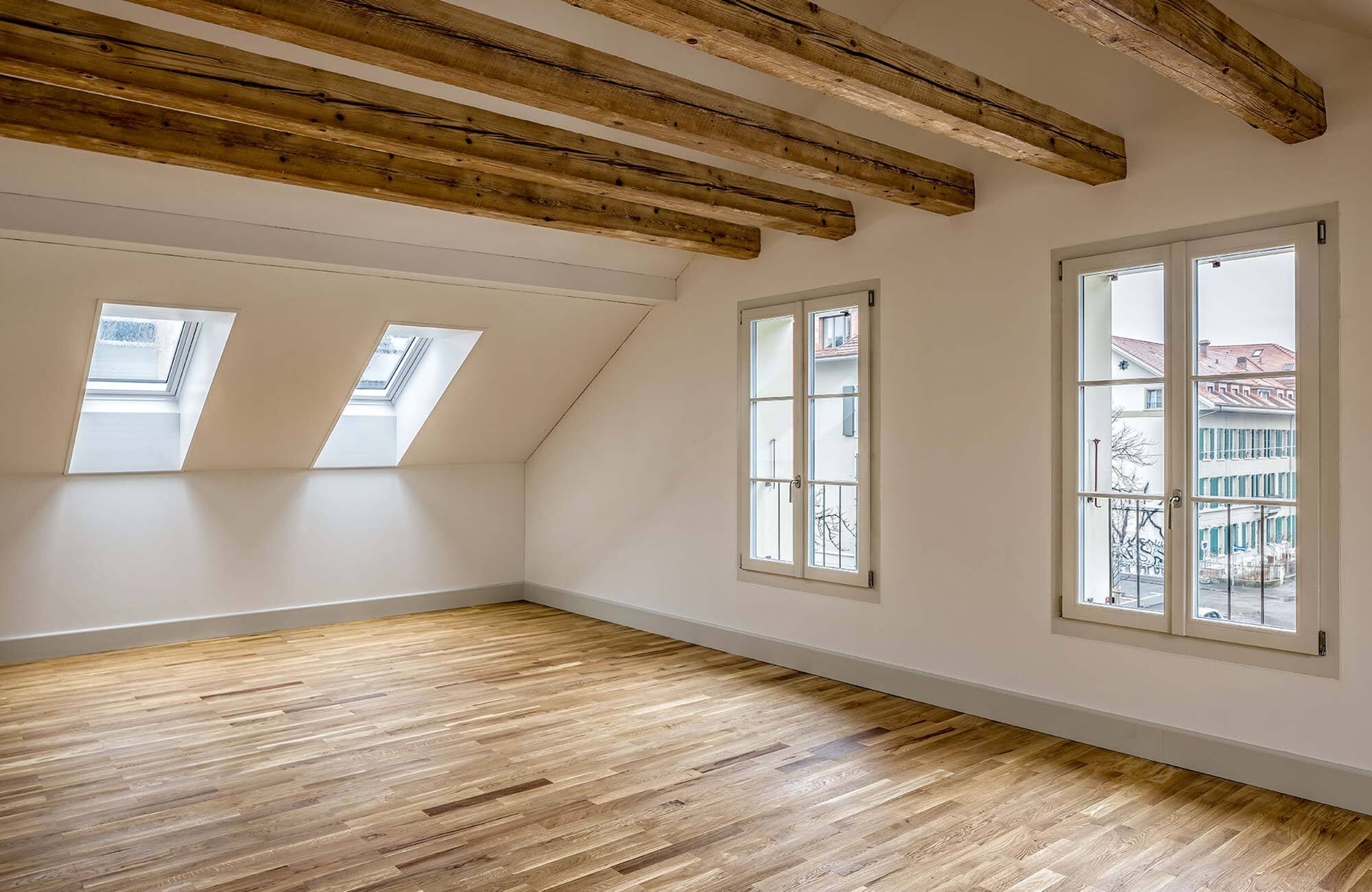 Sanierung innen mit Dachbalken 